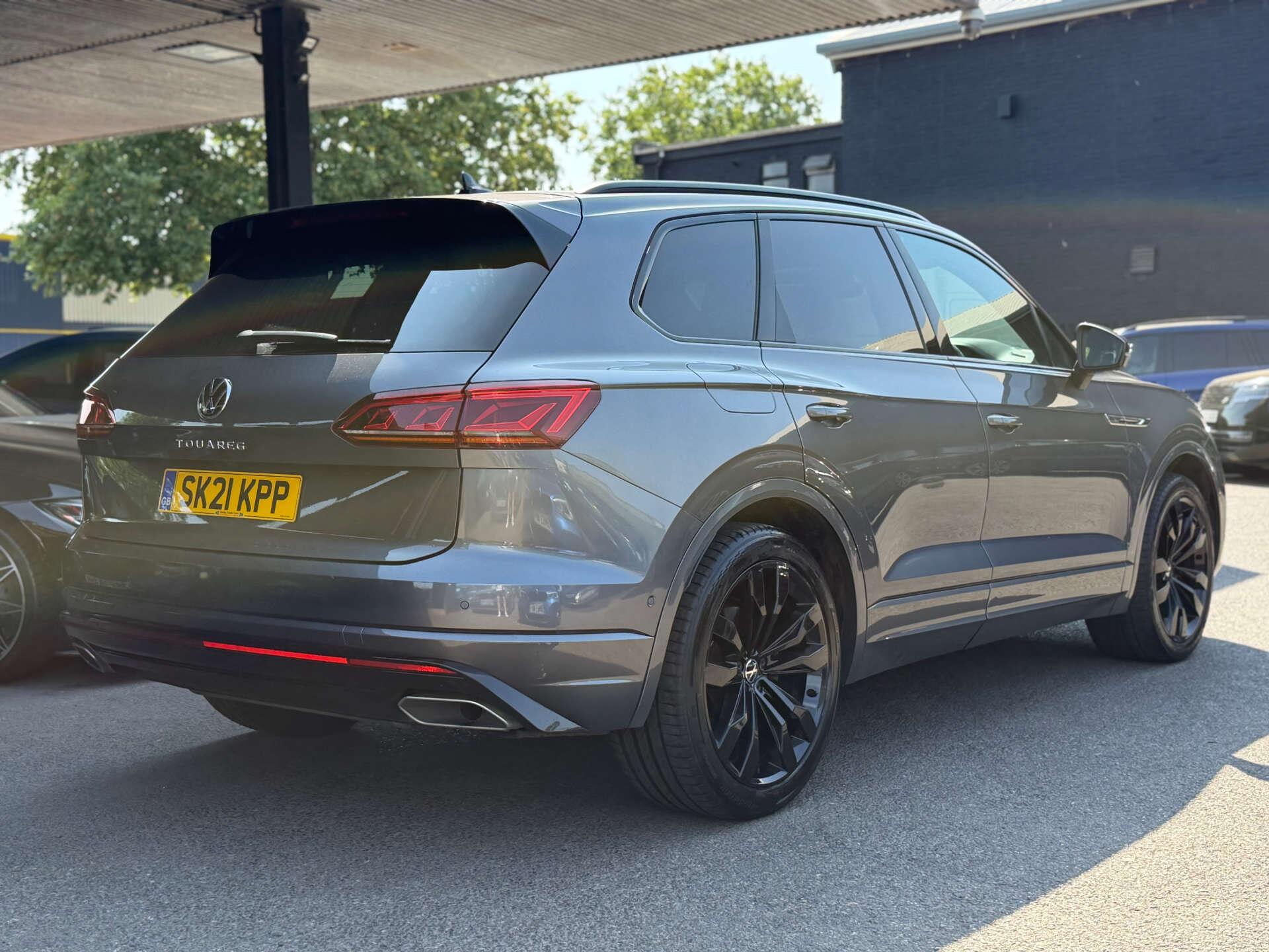 Volkswagen Touareg view 3