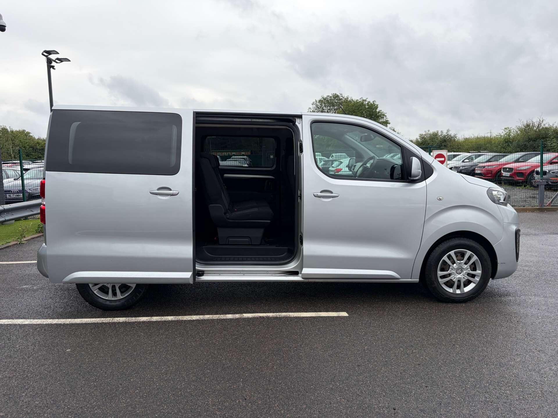 Peugeot Traveller view 29