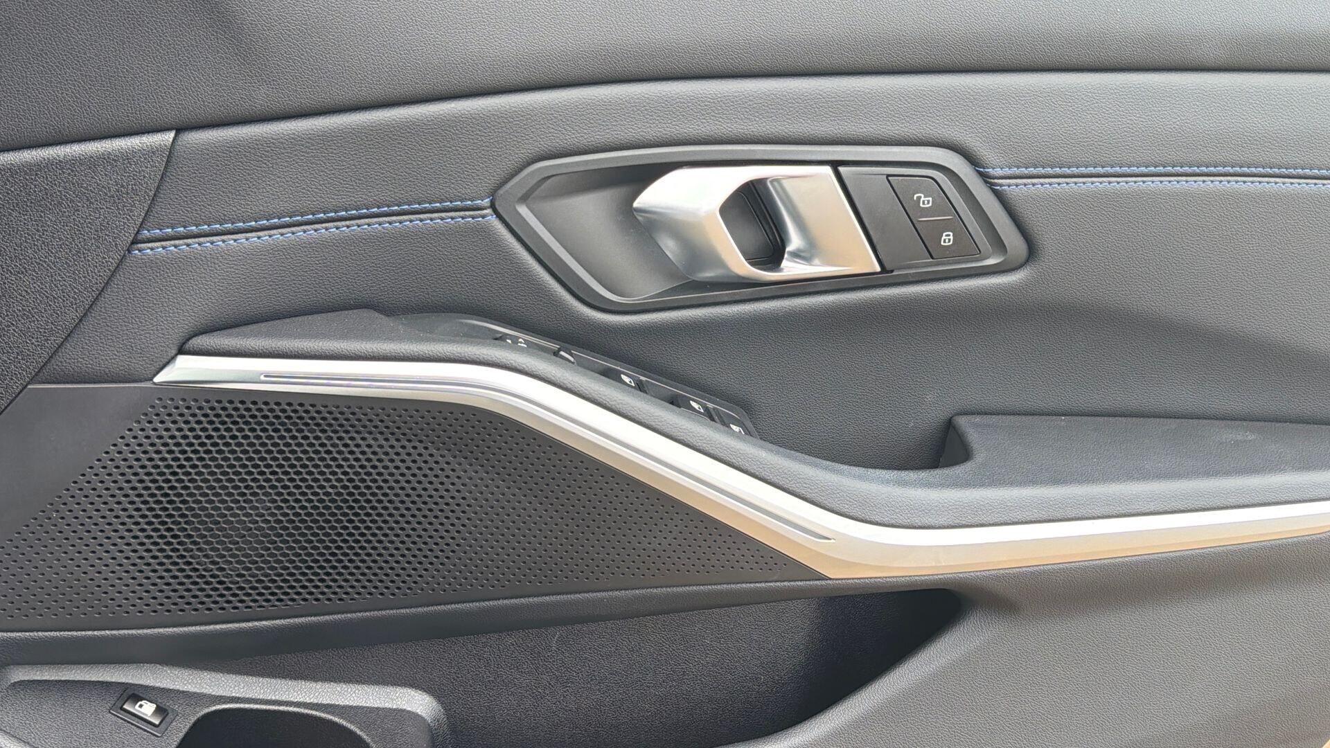 BMW 3 Series view 20