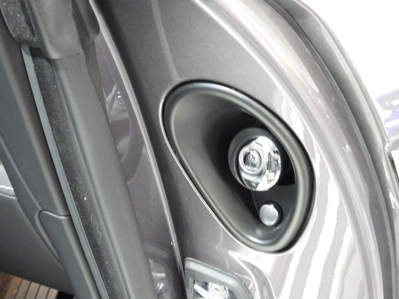 Rolls-Royce Dawn view 35