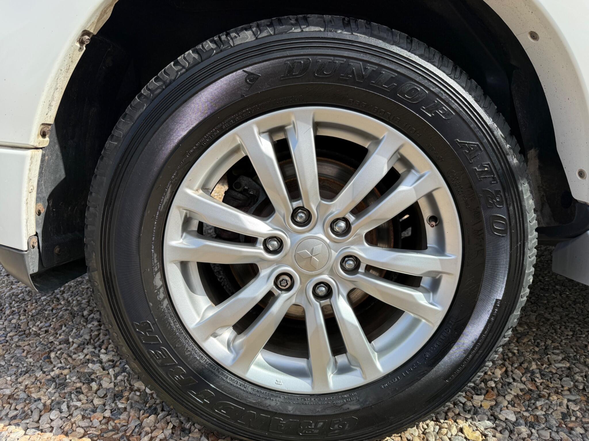 Mitsubishi Shogun view 12