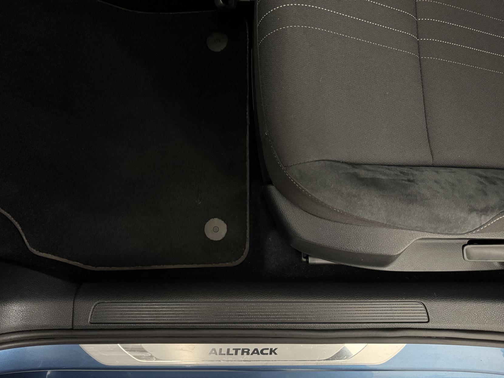 Volkswagen Golf view 59
