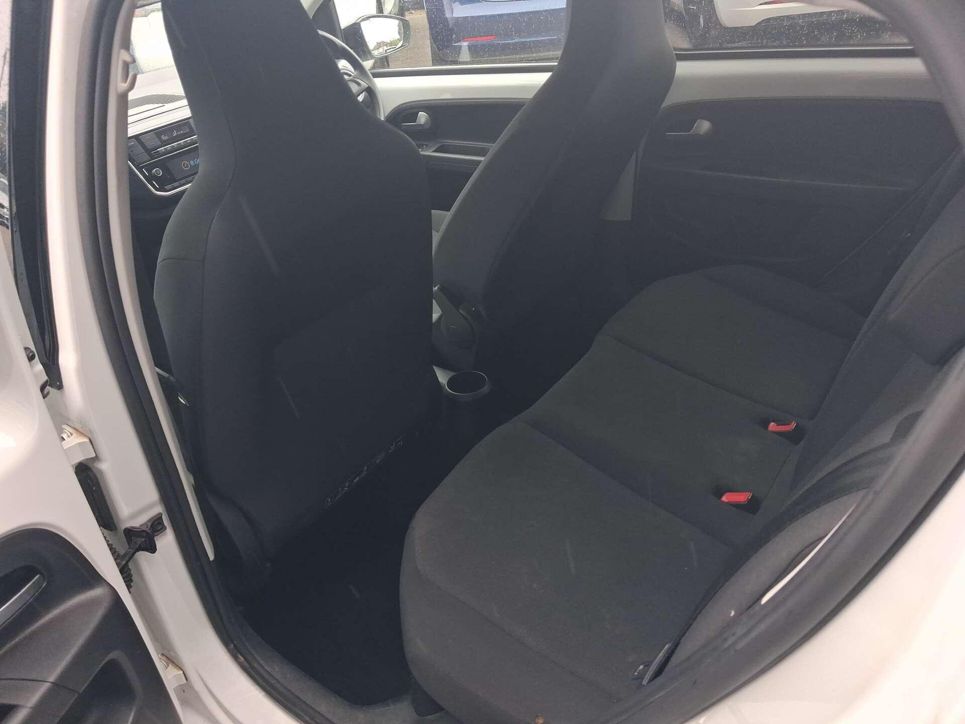 Volkswagen up! view 28