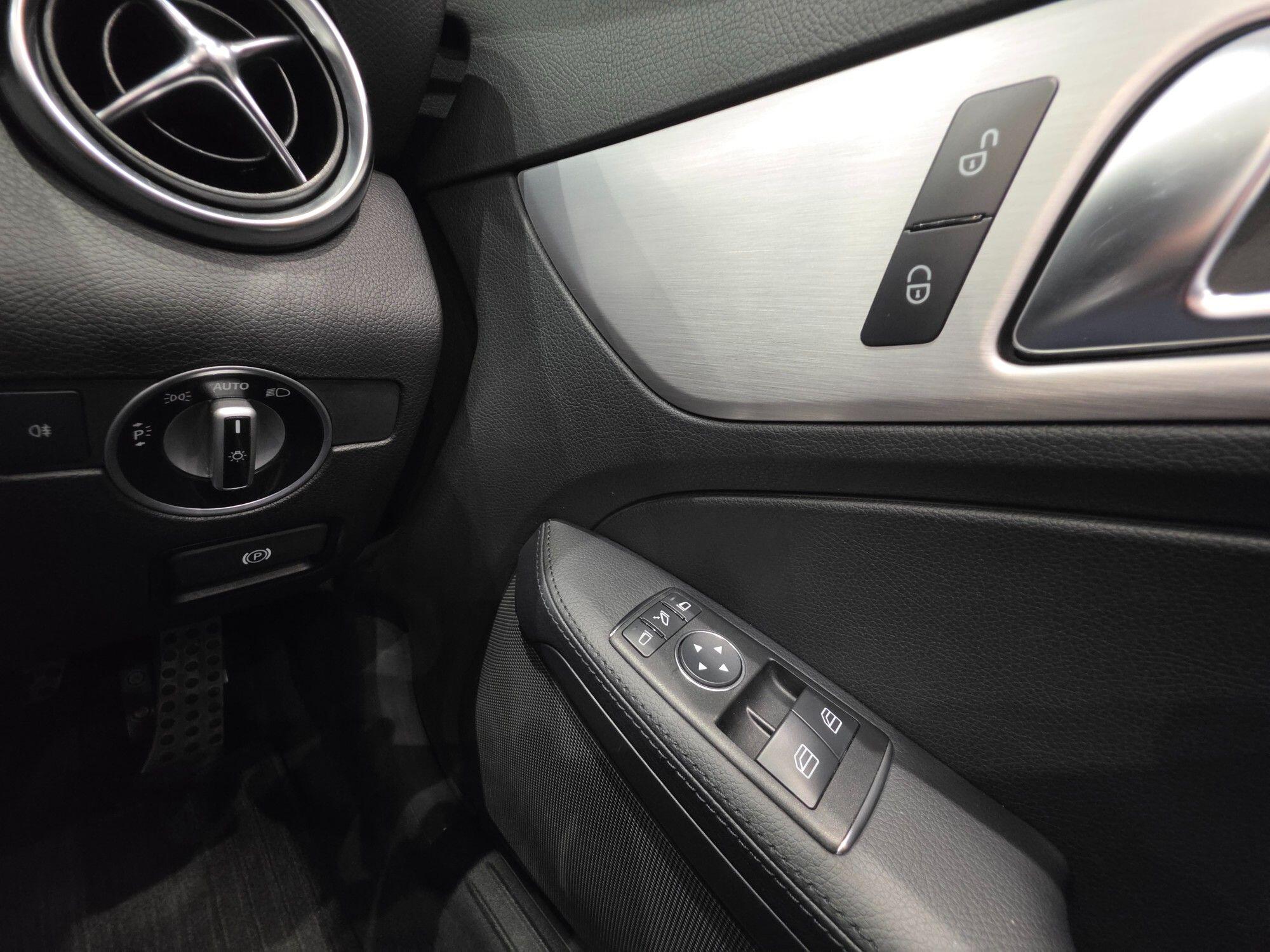 Mercedes-Benz SLK view 33