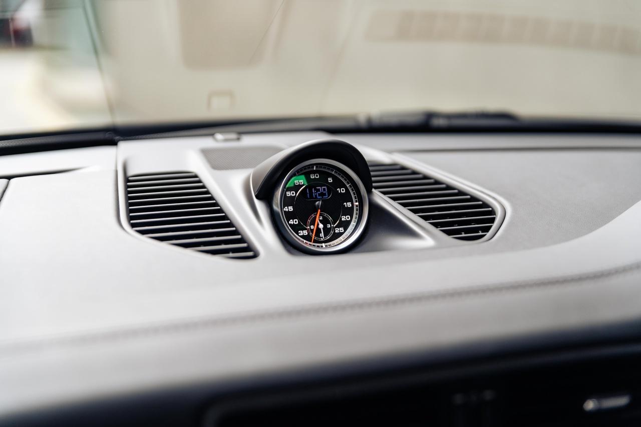 Porsche 911 view 19