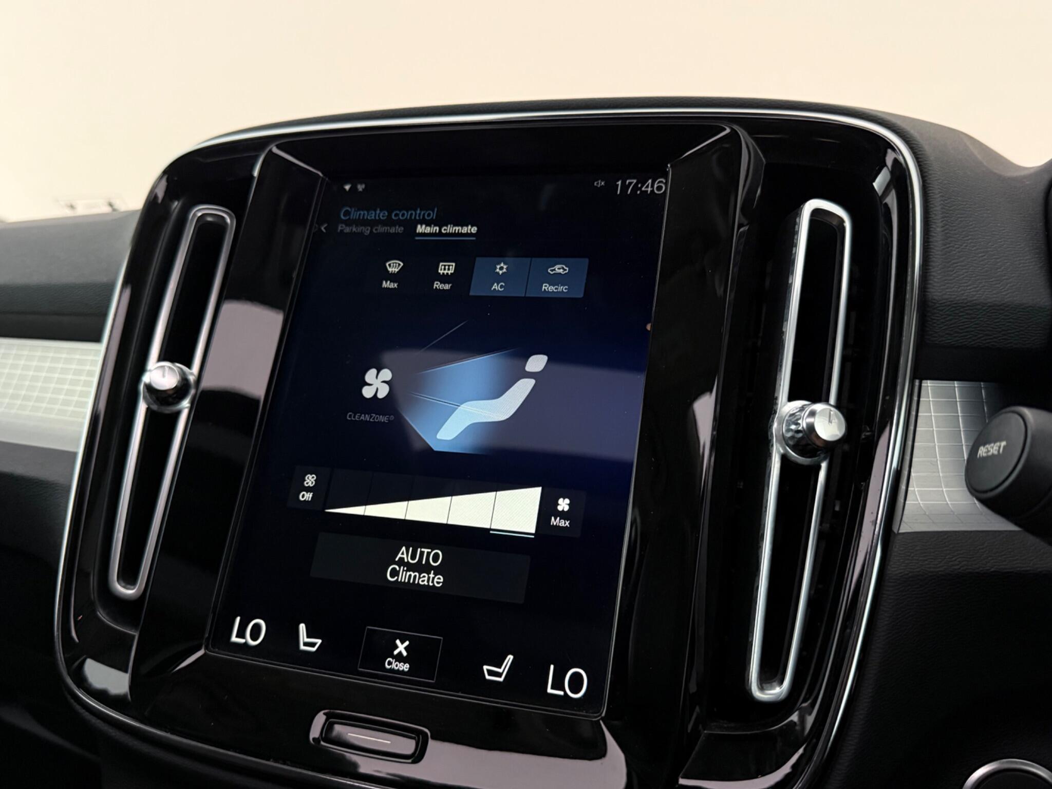 Volvo XC40 view 30