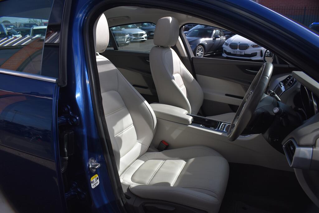 Jaguar Xe view 9