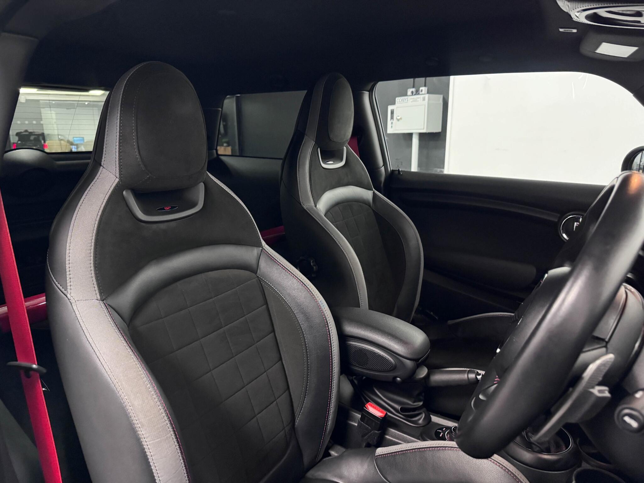 Mini Hatch view 32