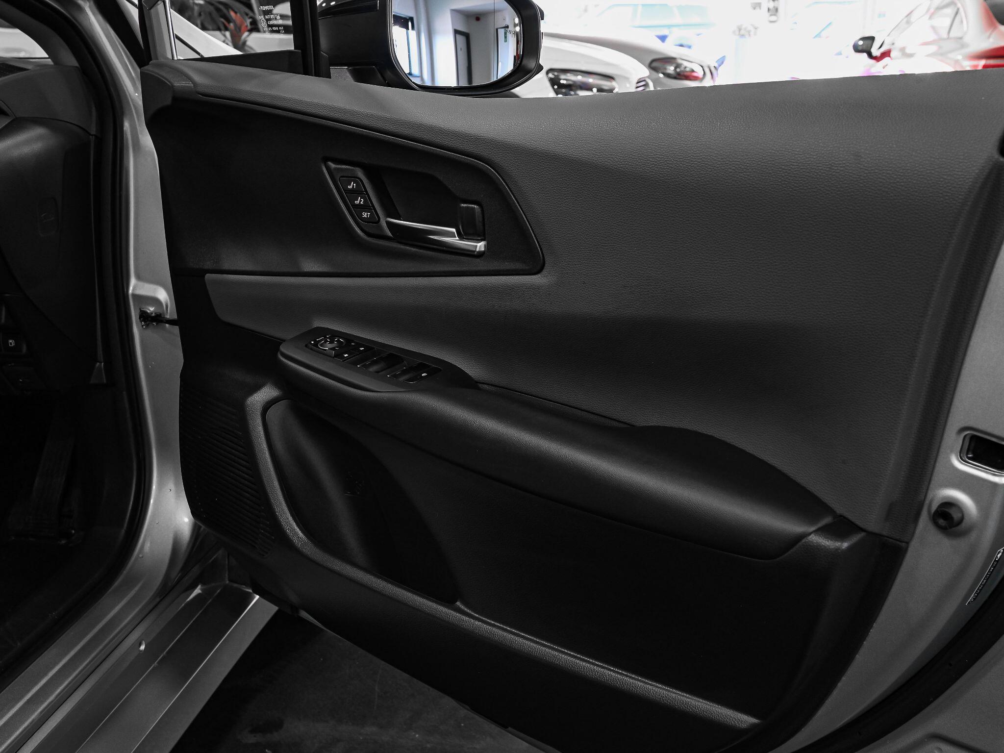 Toyota Prius view 25