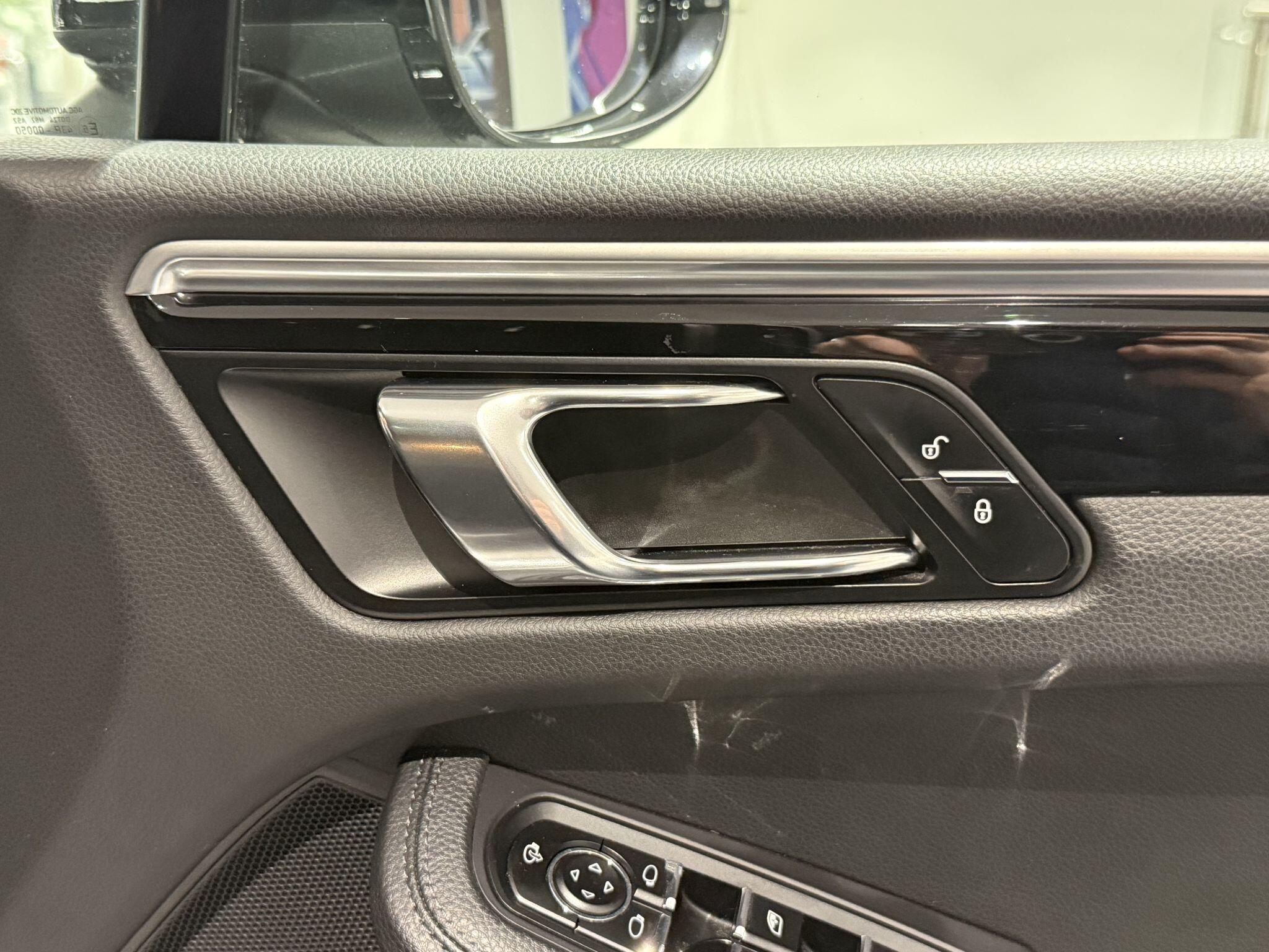 Porsche Macan view 75