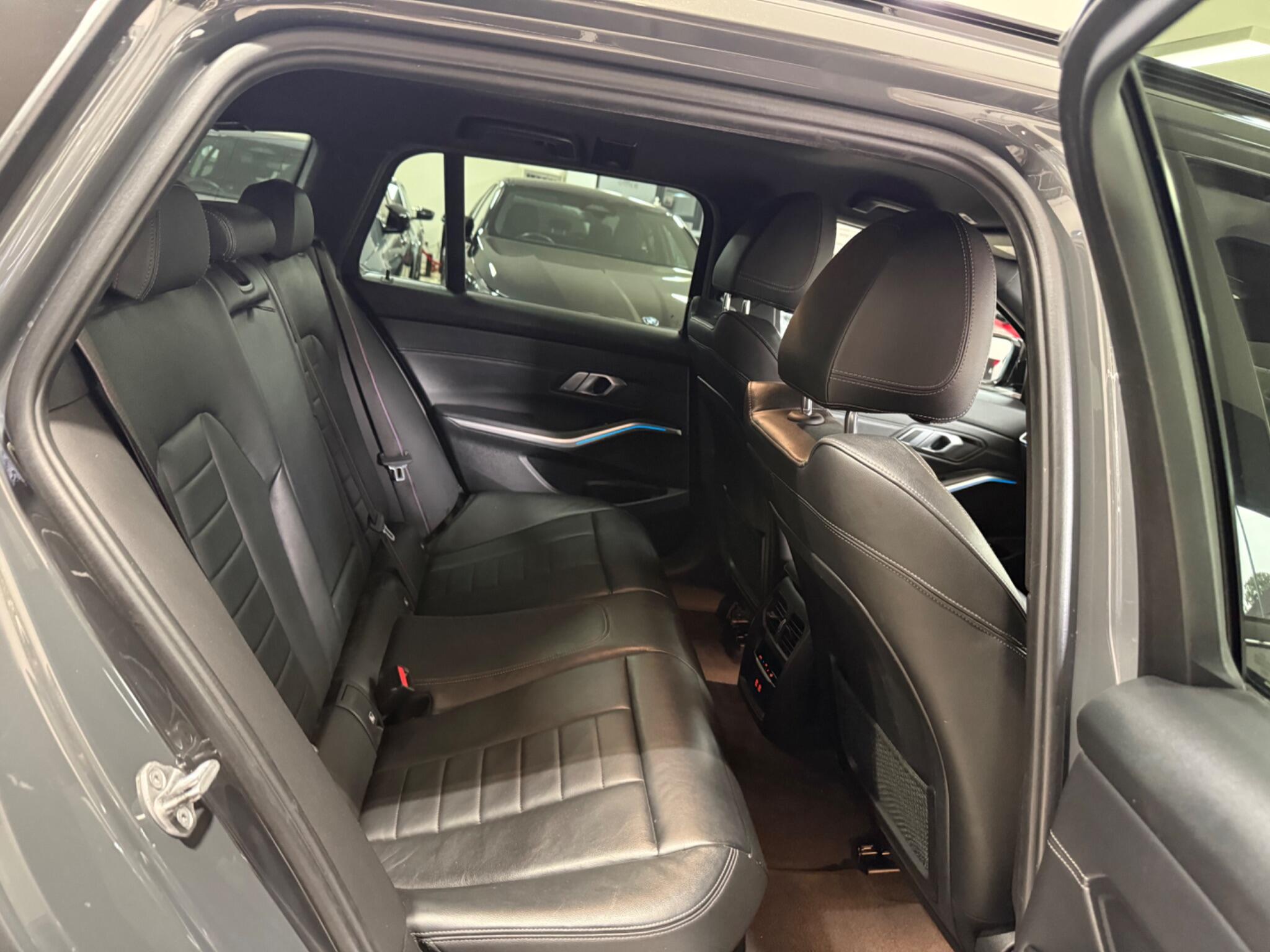 BMW 3 Series view 54