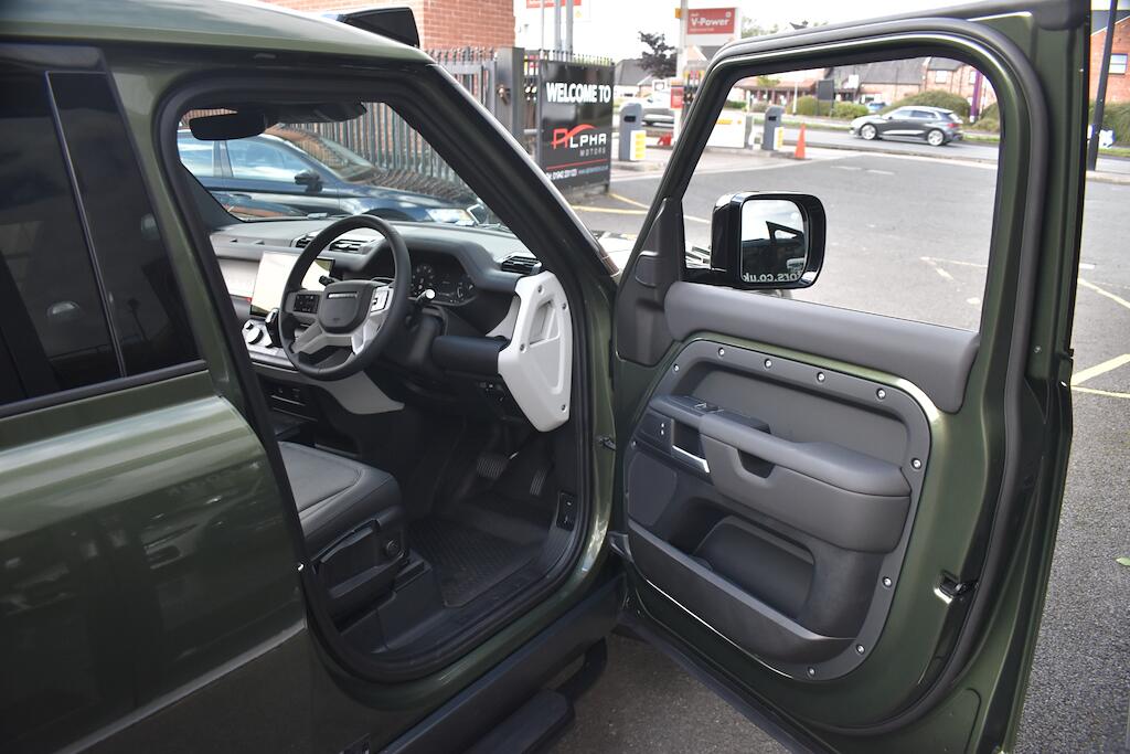 Land Rover Defender 110 view 37