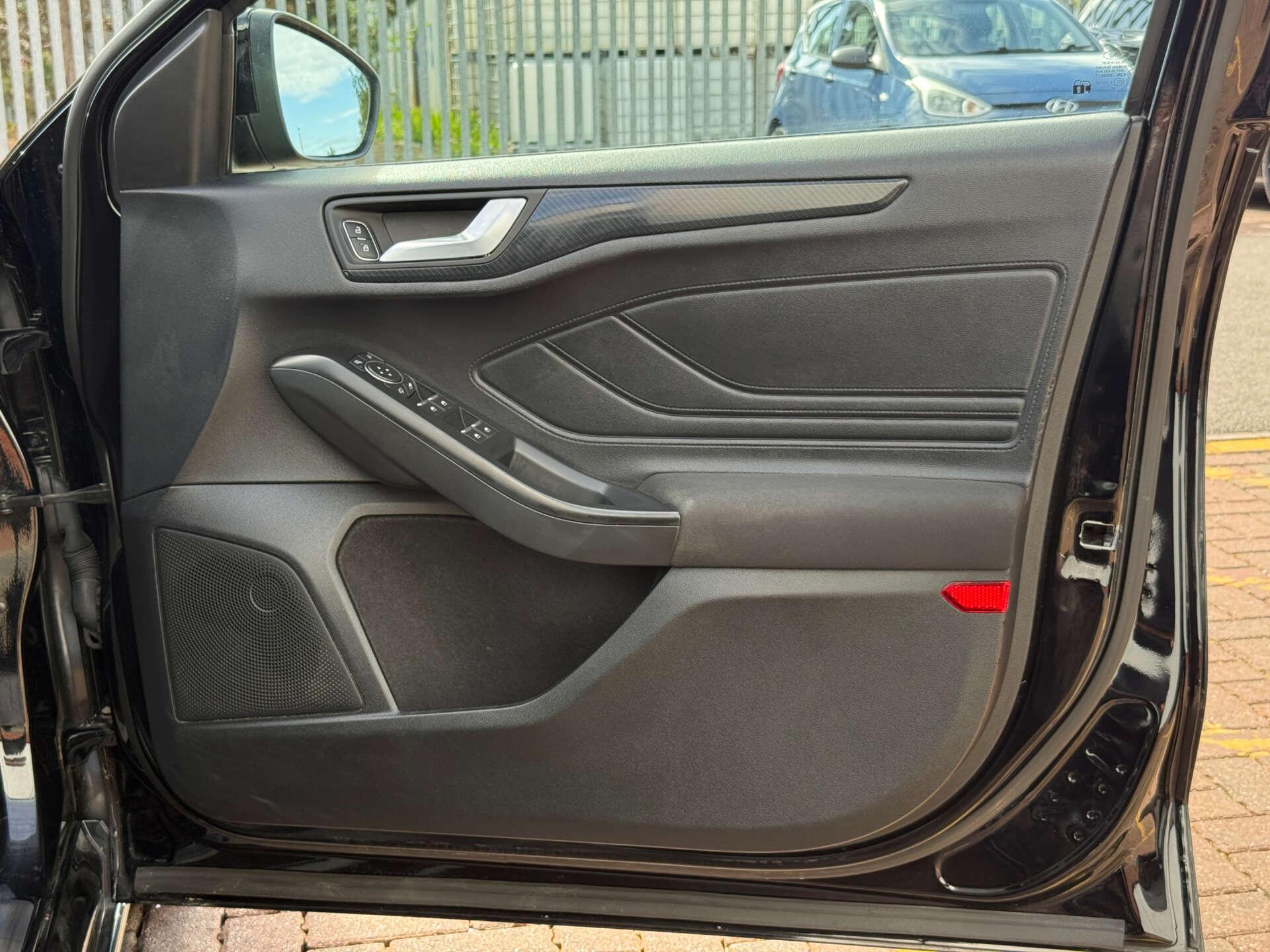Ford Focus view 18