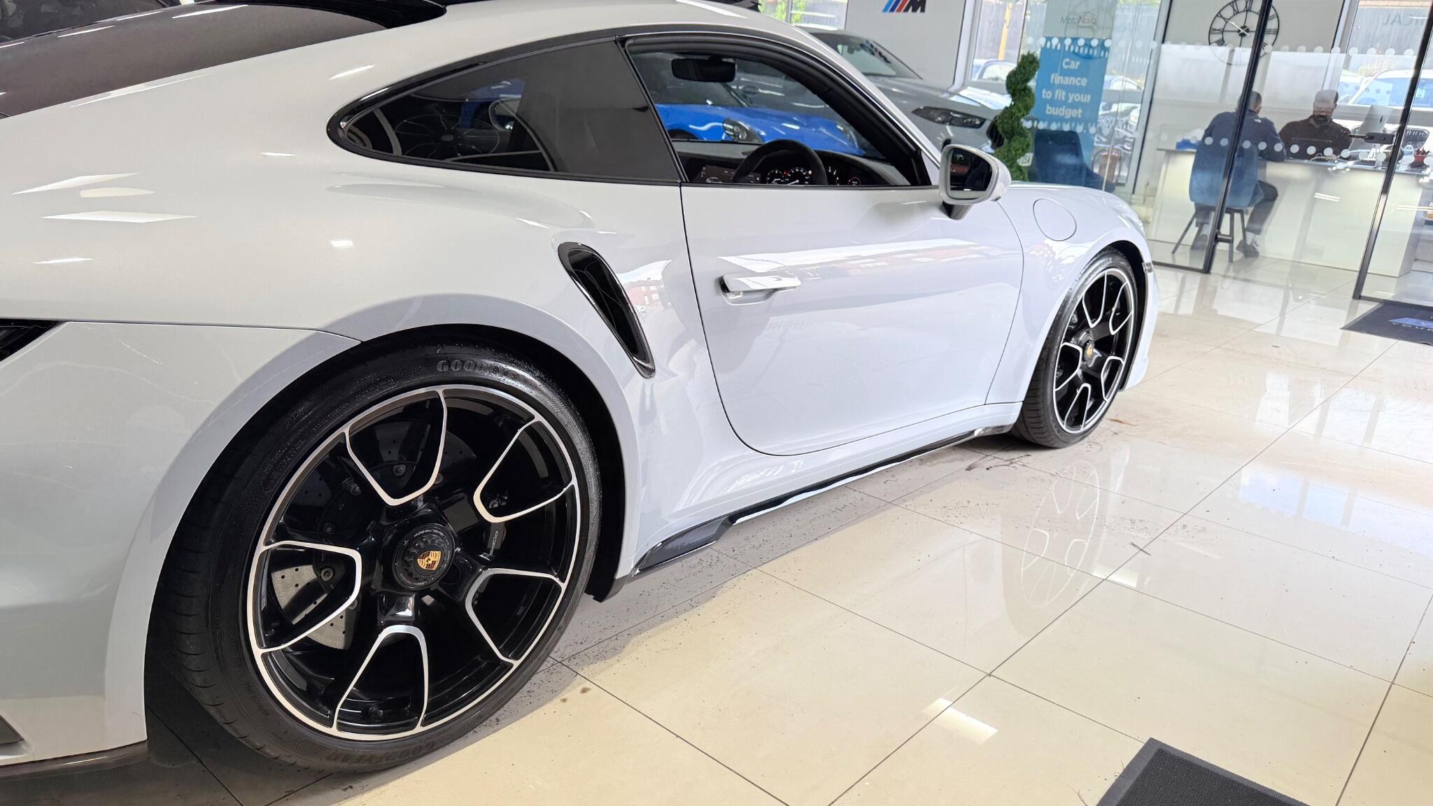 Porsche 911 view 35