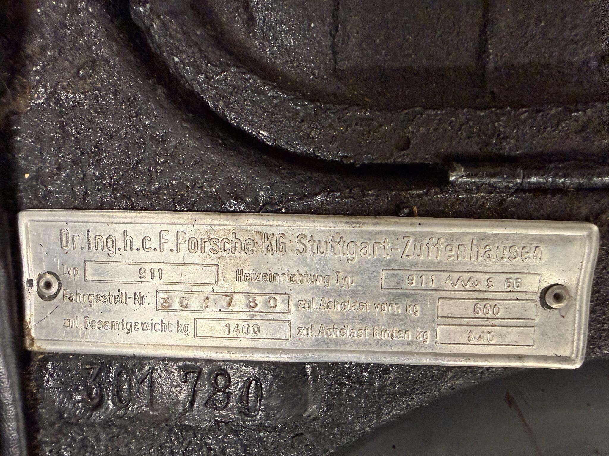 Porsche 911 view 31