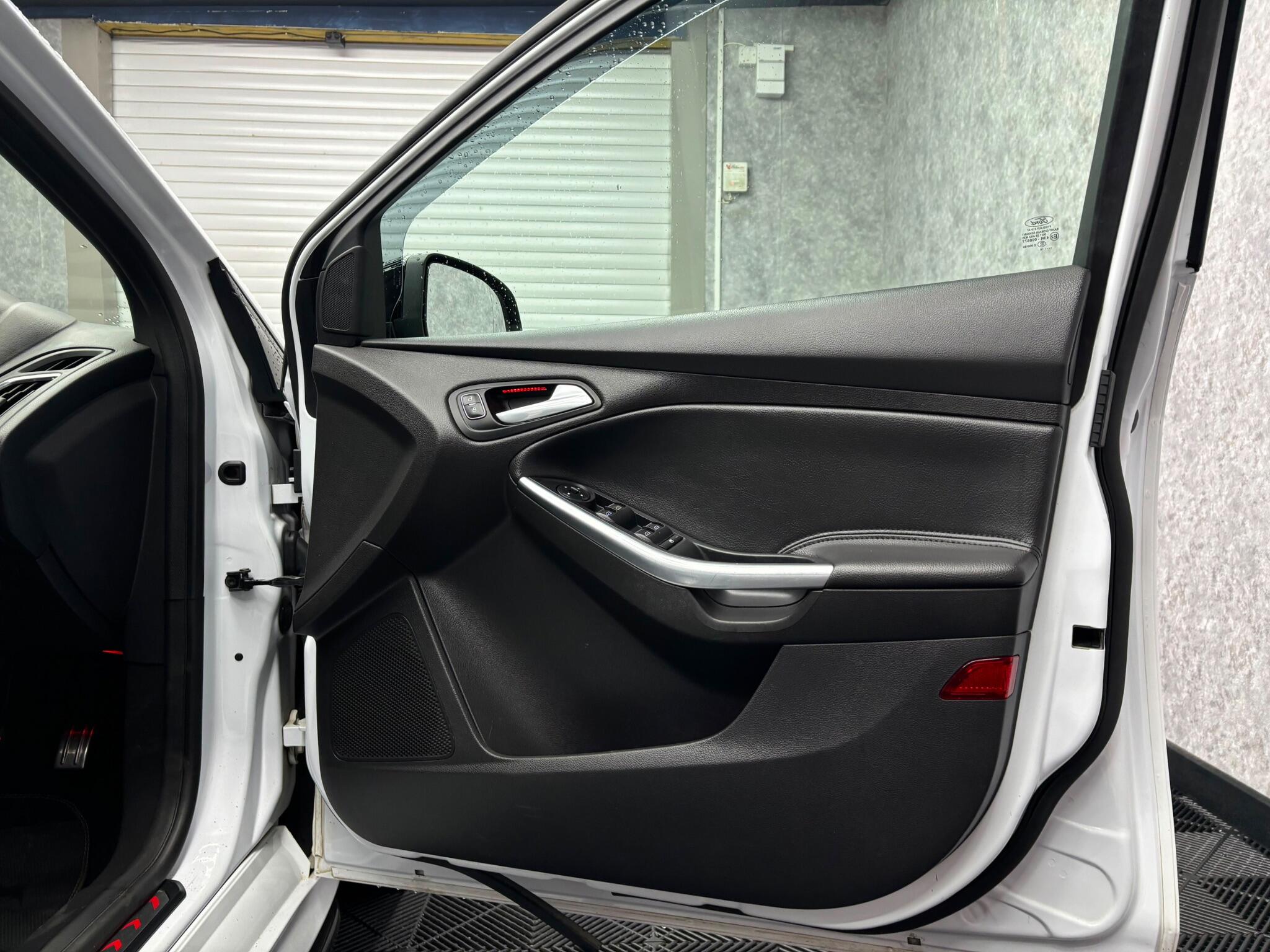 Ford Focus view 26