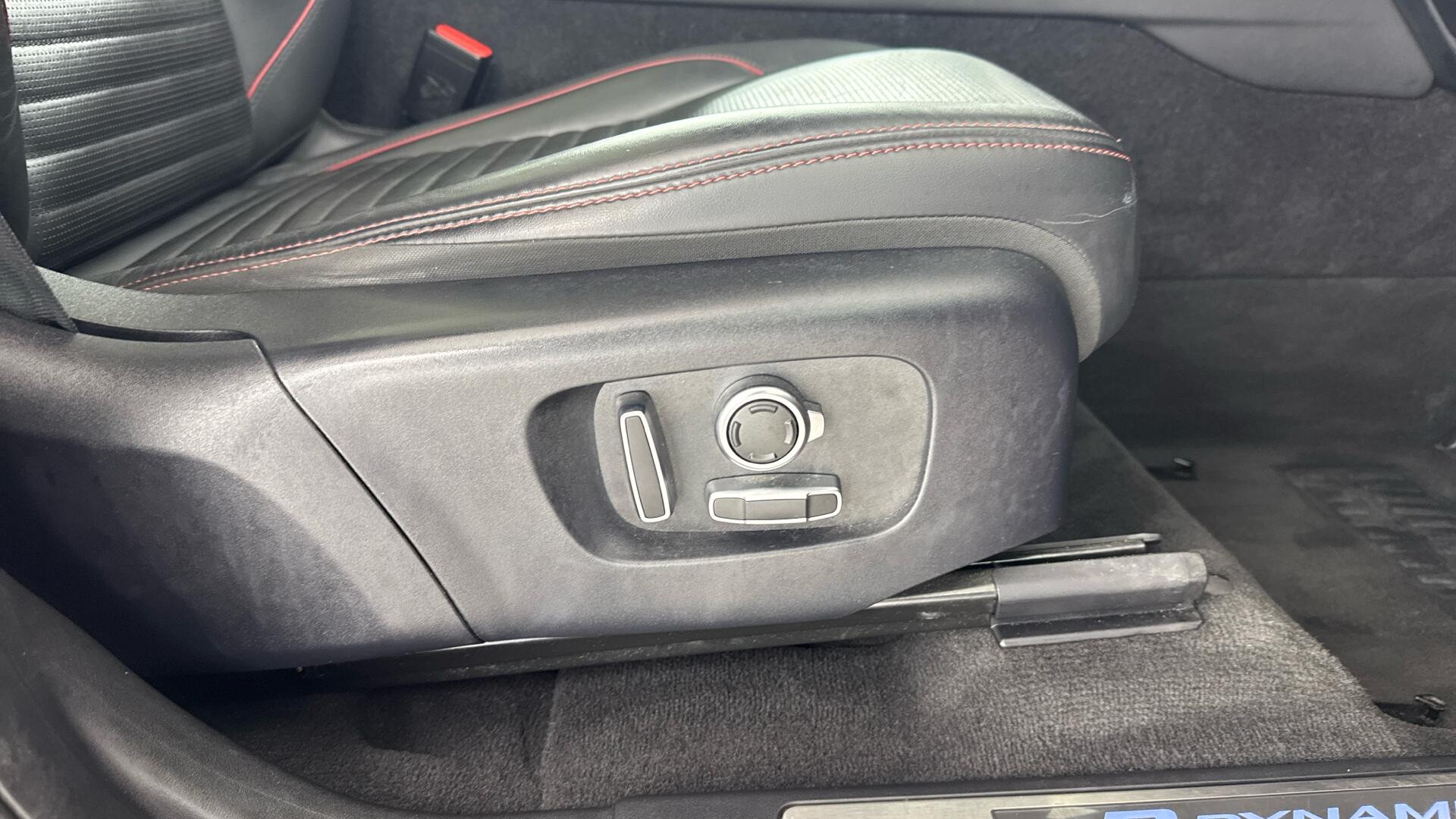 Land Rover Discovery Sport view 20