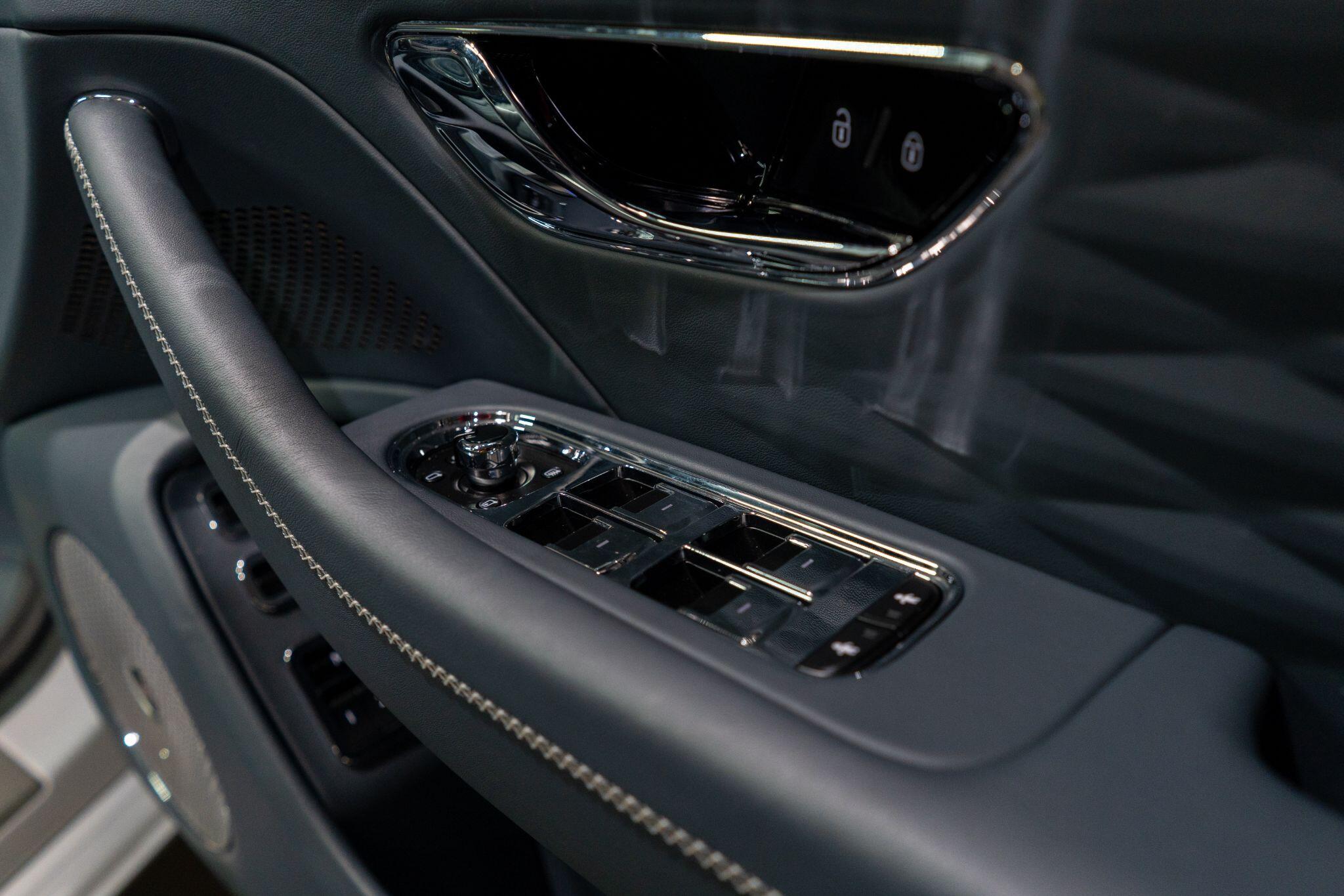 Bentley Flying Spur view 39