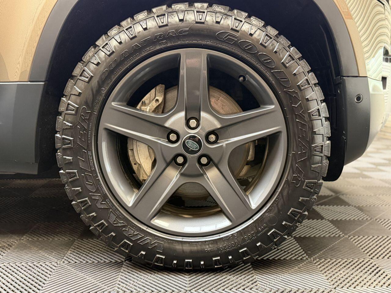 Land Rover Defender 110 view 9