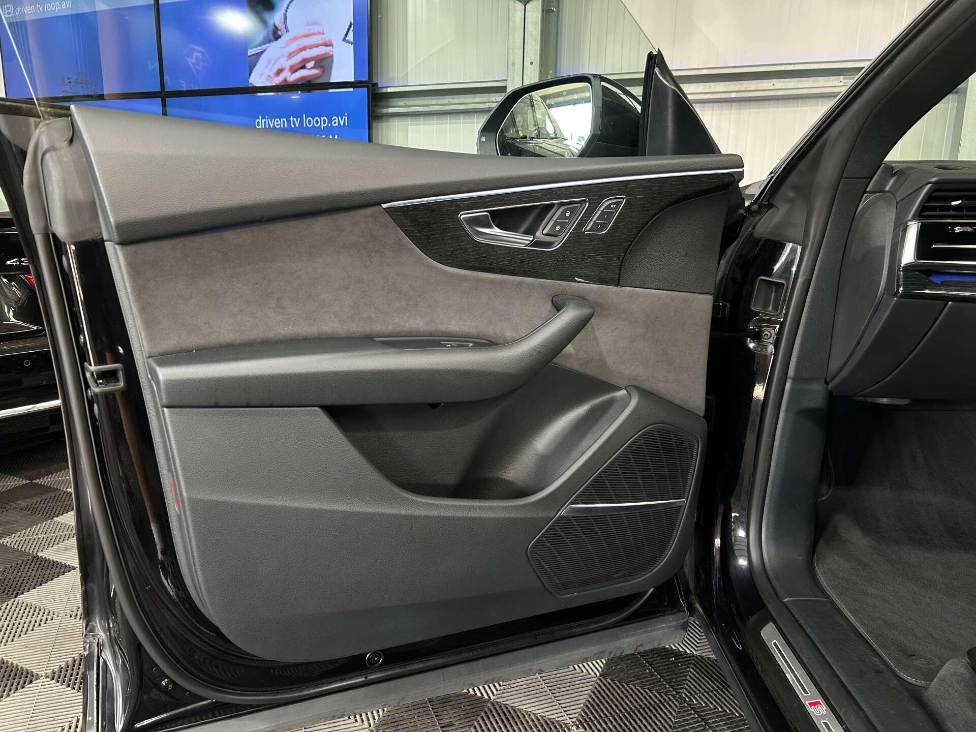 Audi Q8 view 16