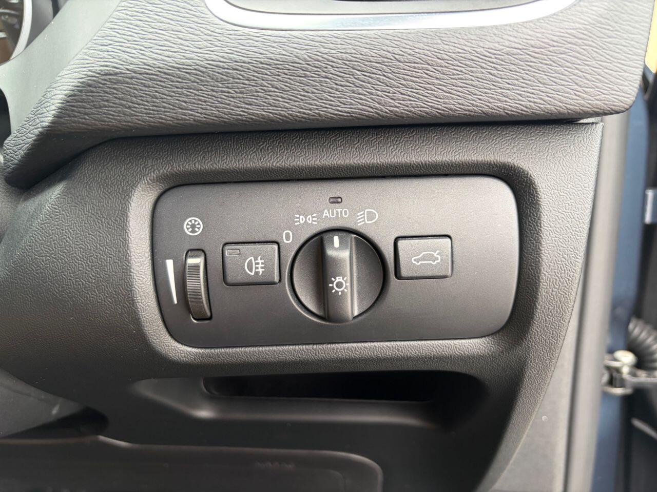 Volvo V40 Cross Country view 27