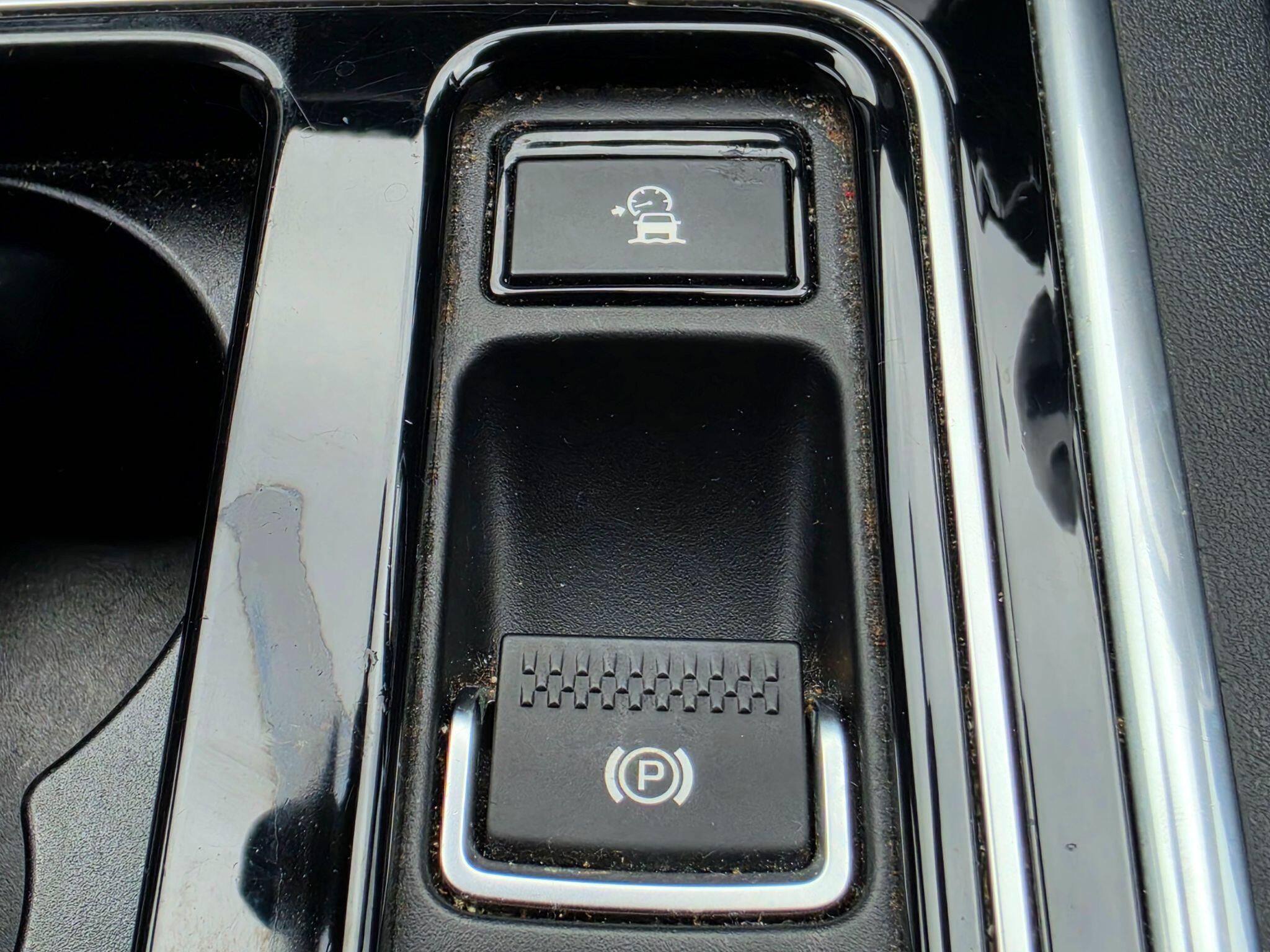 Jaguar XF view 22