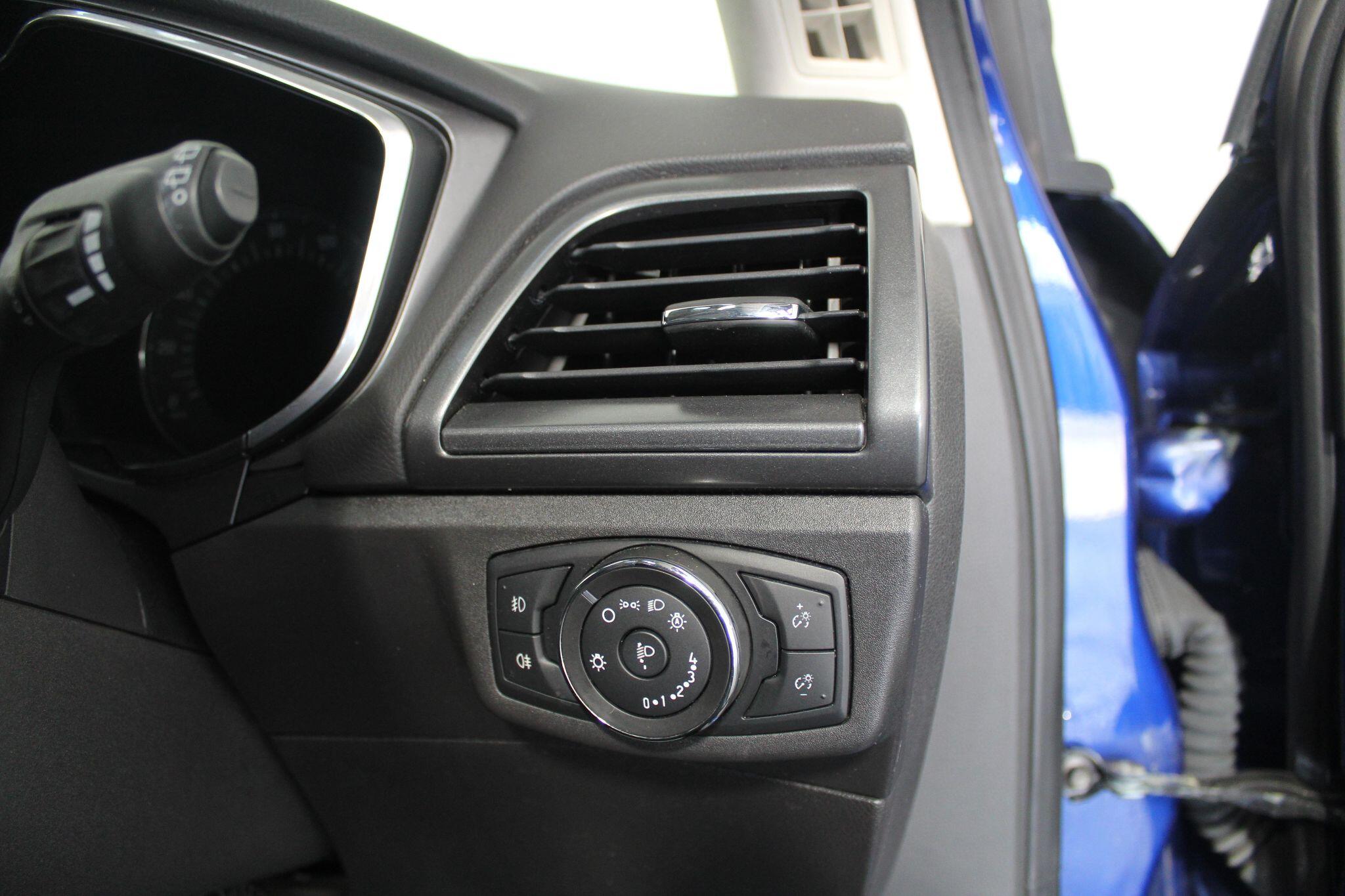 Ford Mondeo view 45