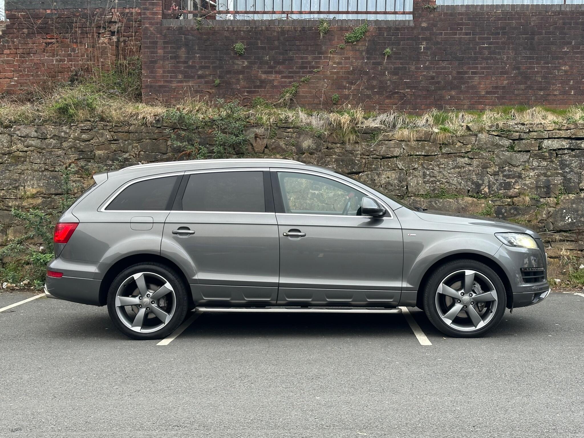 Audi Q7 view 4