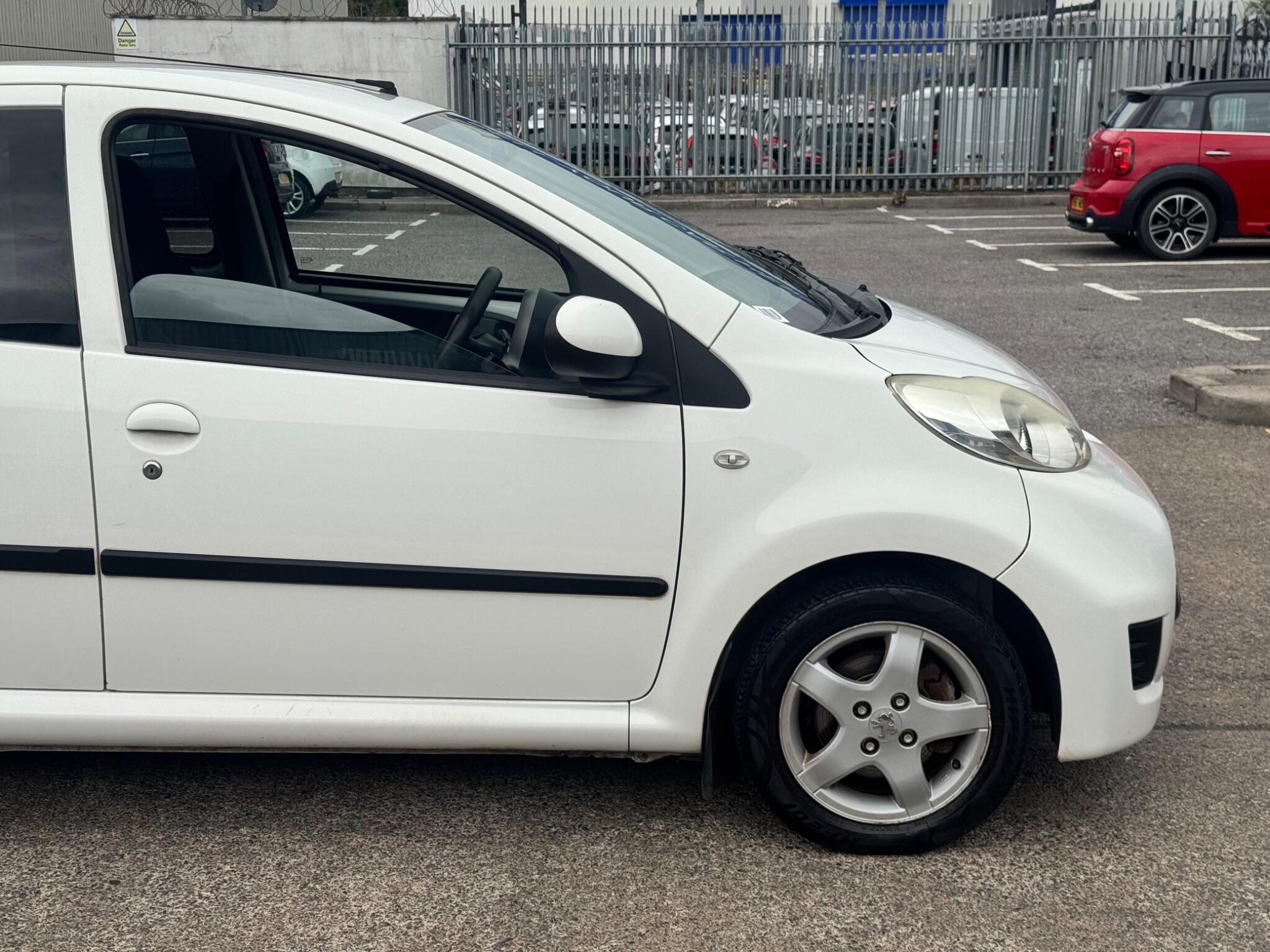 Peugeot 107 view 16