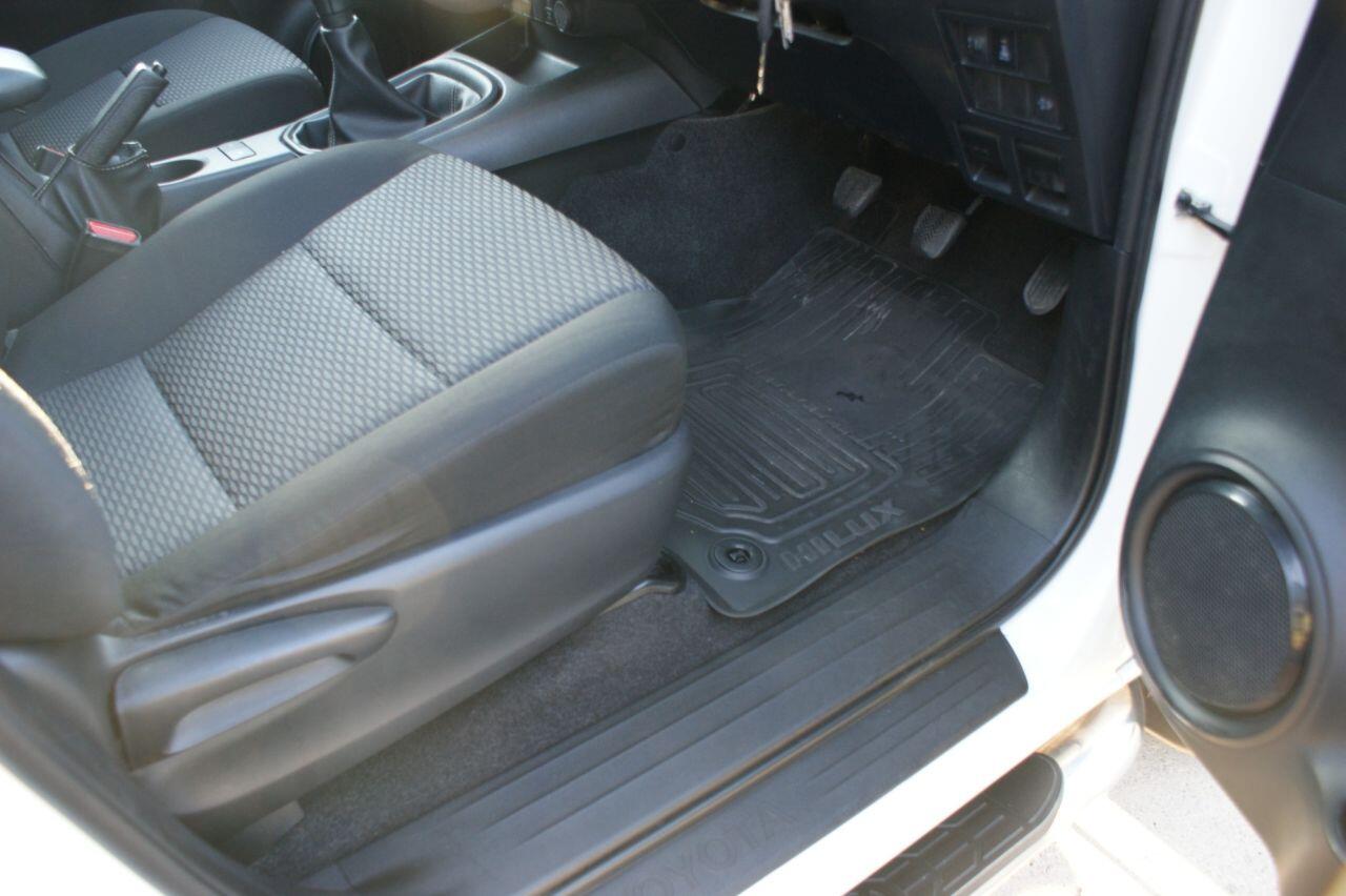 Toyota Hilux view 35