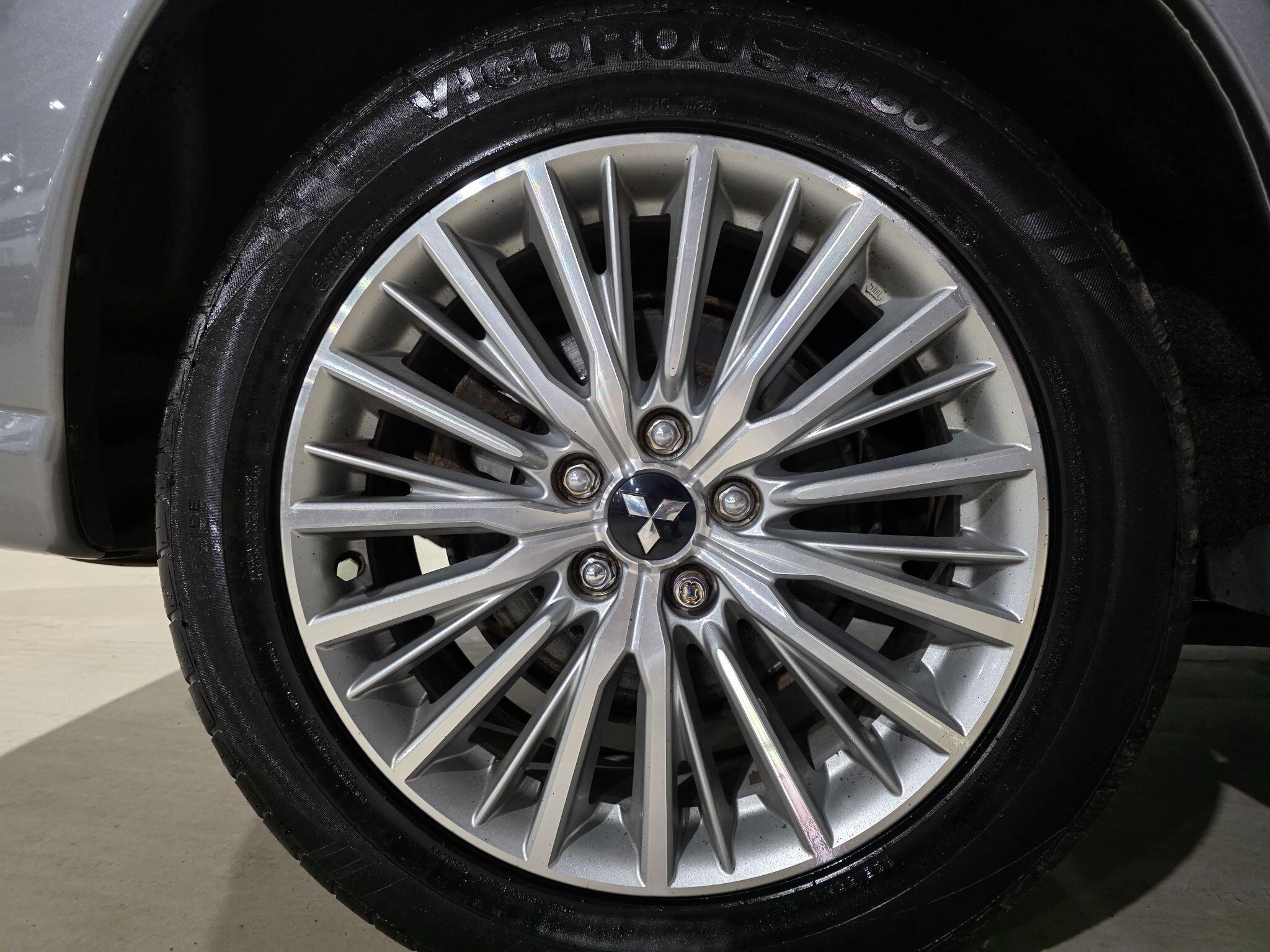 Mitsubishi Outlander view 29