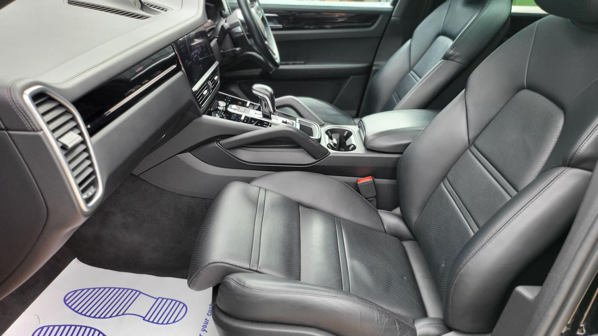 Porsche Cayenne view 31