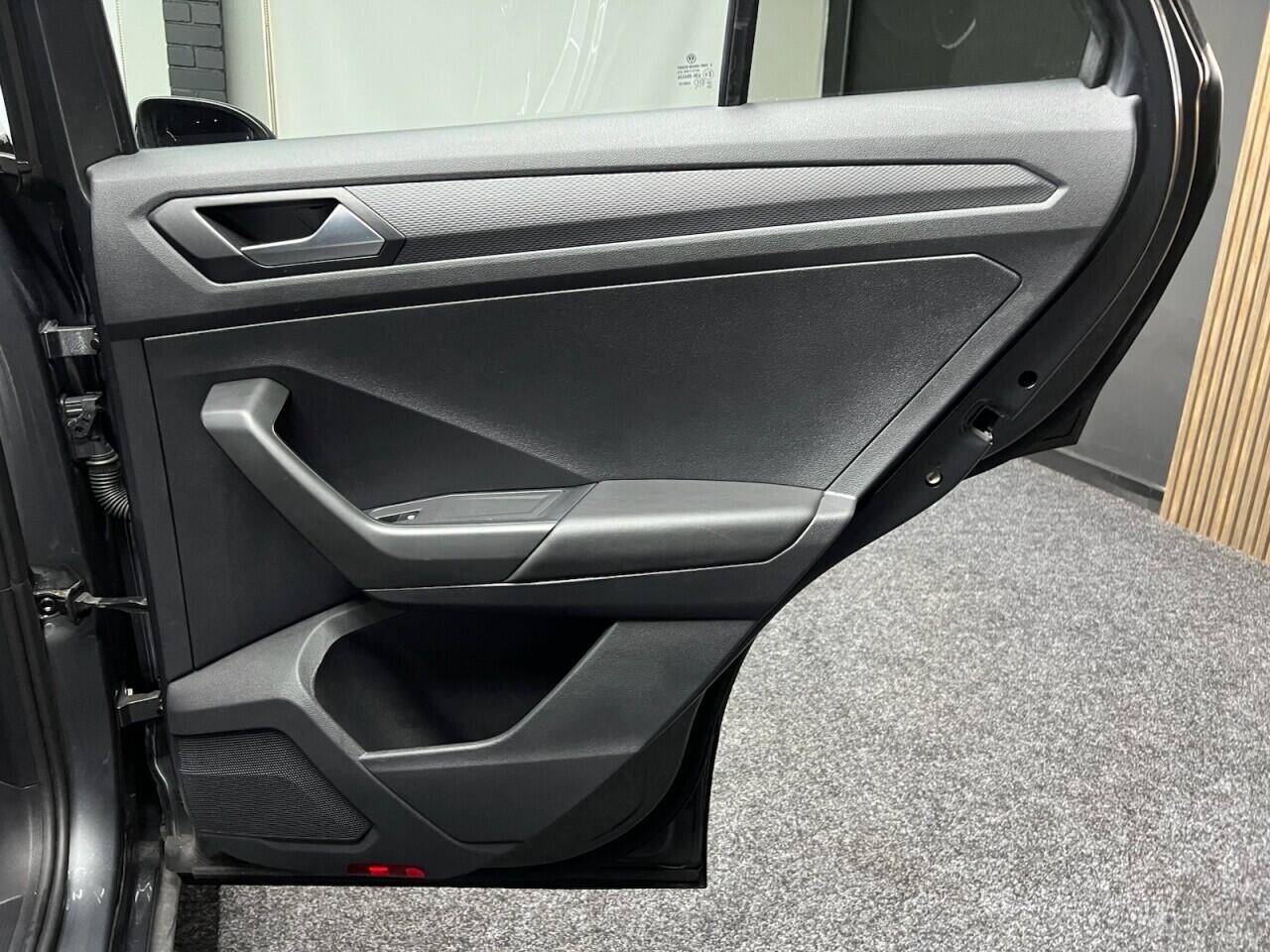 Volkswagen T-Roc view 40
