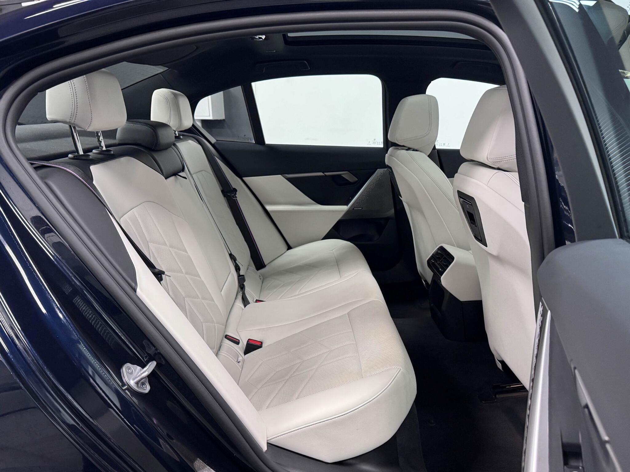 BMW 5 Series view 29