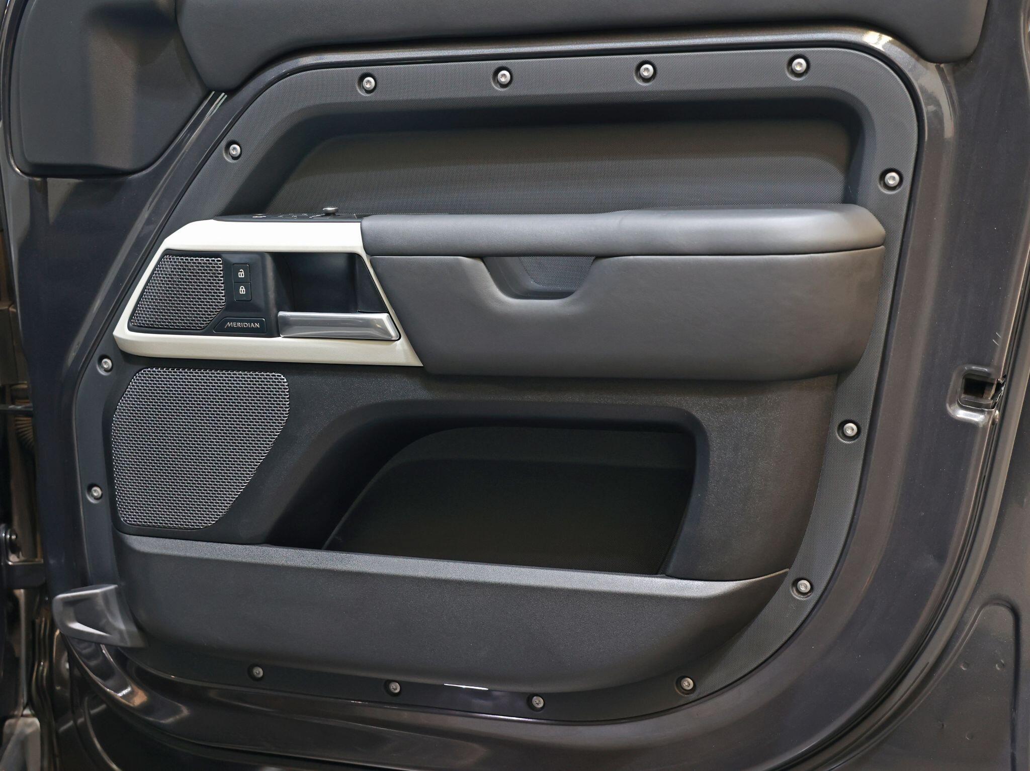 Land Rover Defender view 32