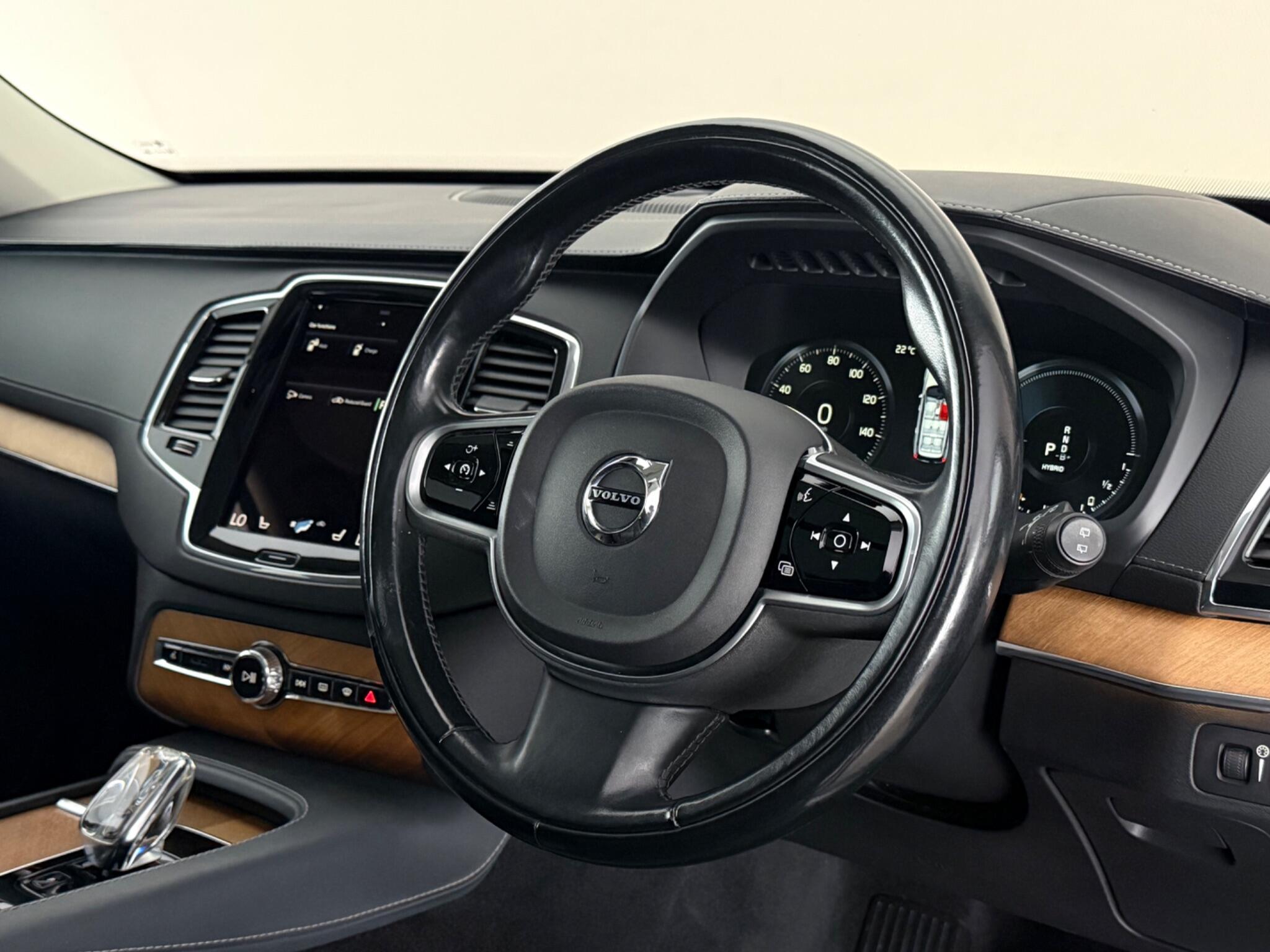 Volvo XC90 view 3