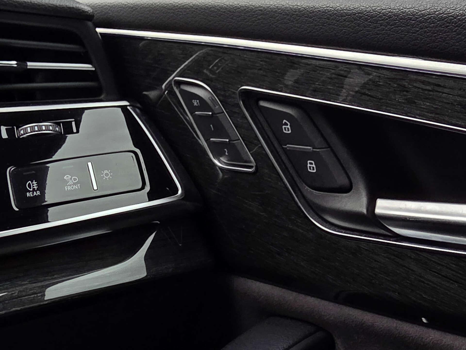 Audi Q8 view 40