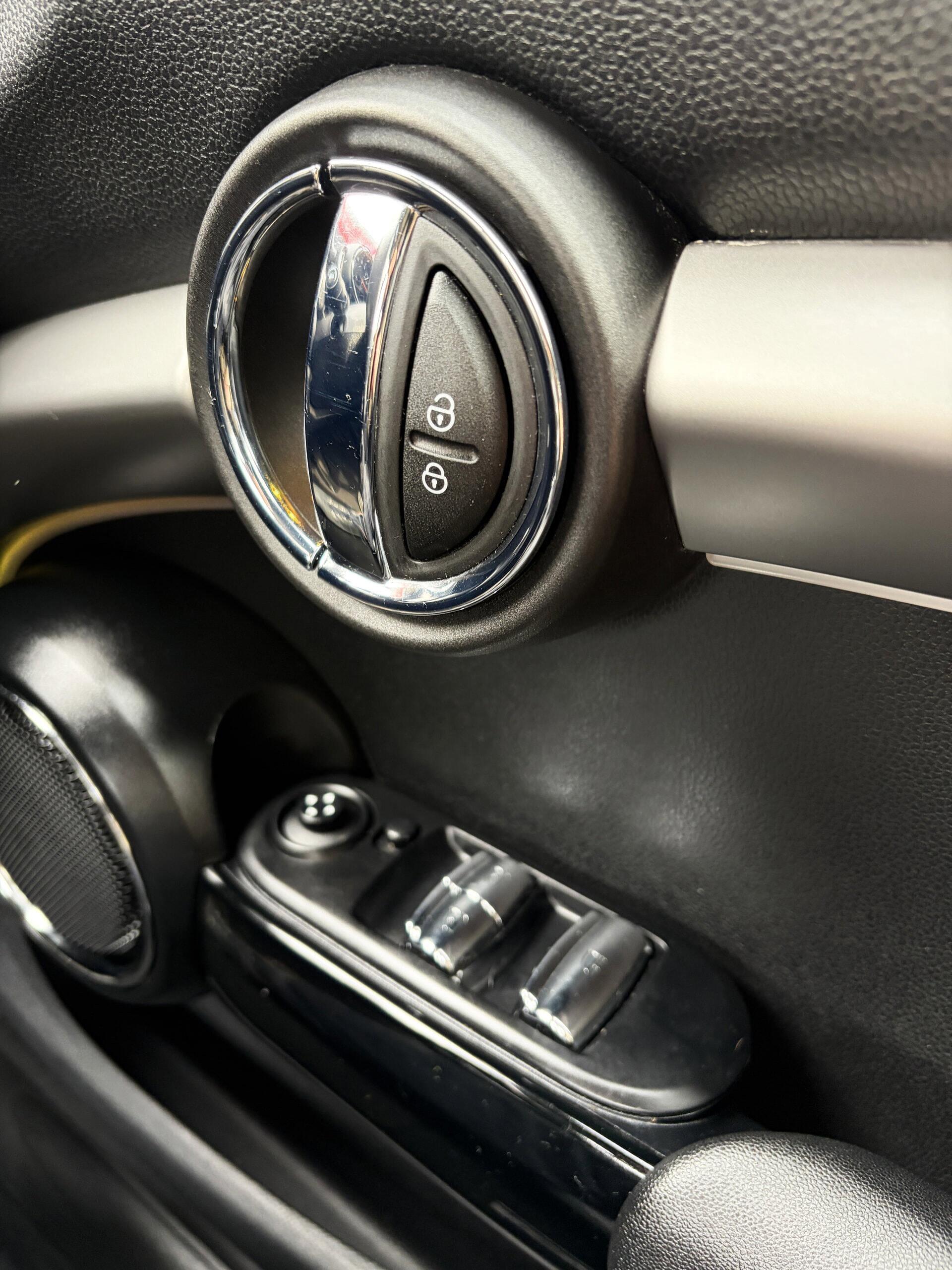 Mini Convertible view 40
