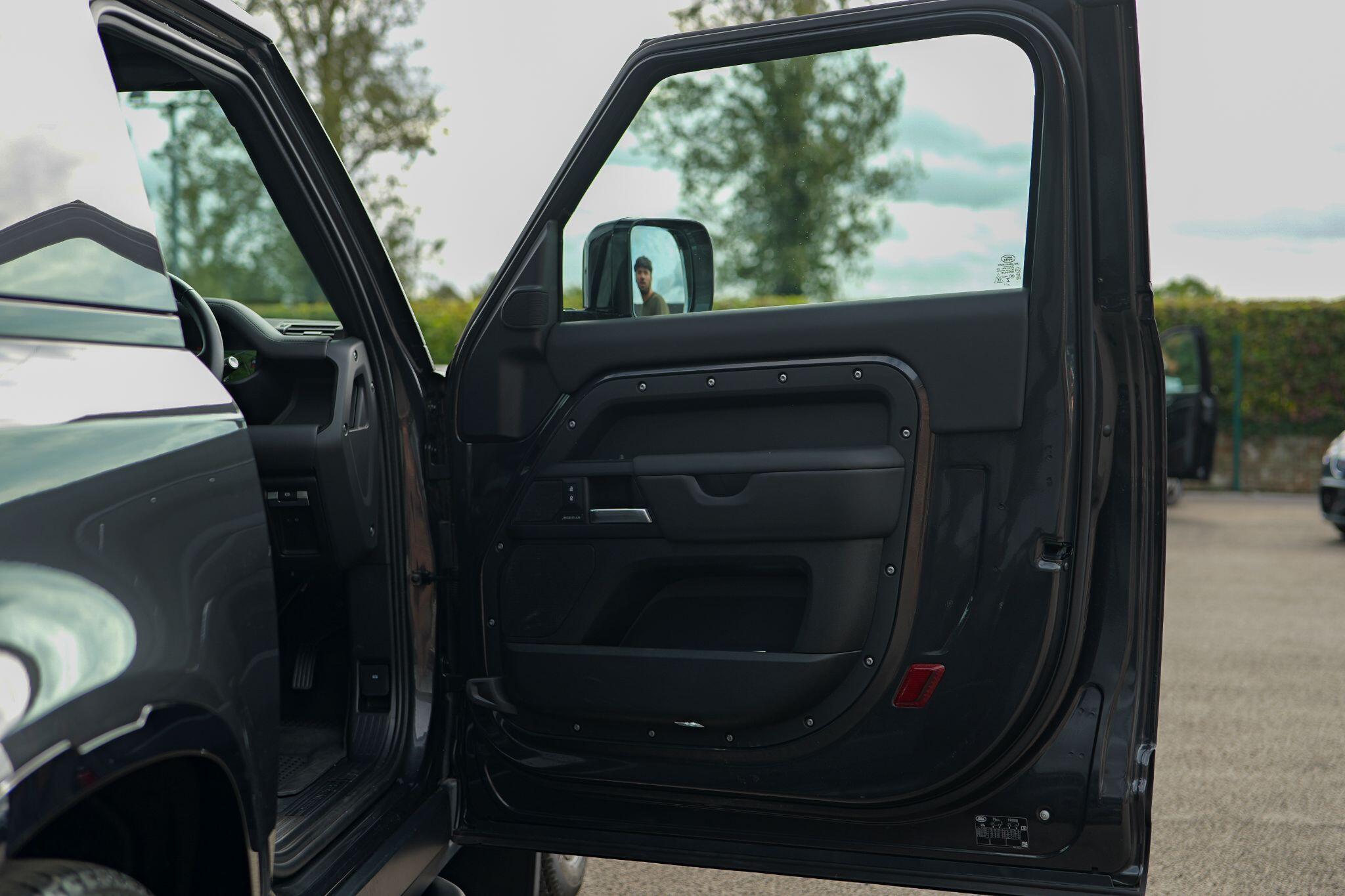 Land Rover Defender 90 view 22