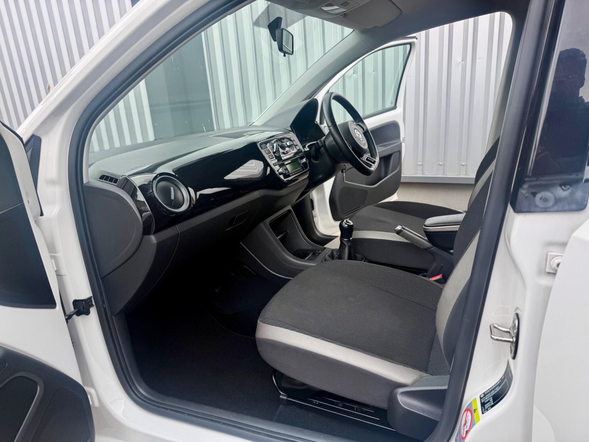 Volkswagen up! view 23