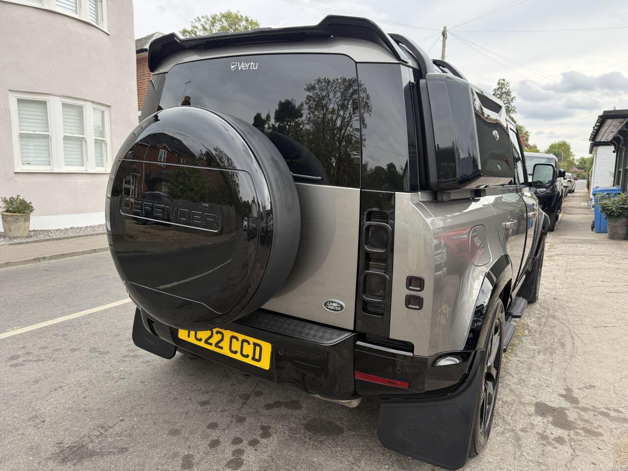 Land Rover Defender 110 view 21