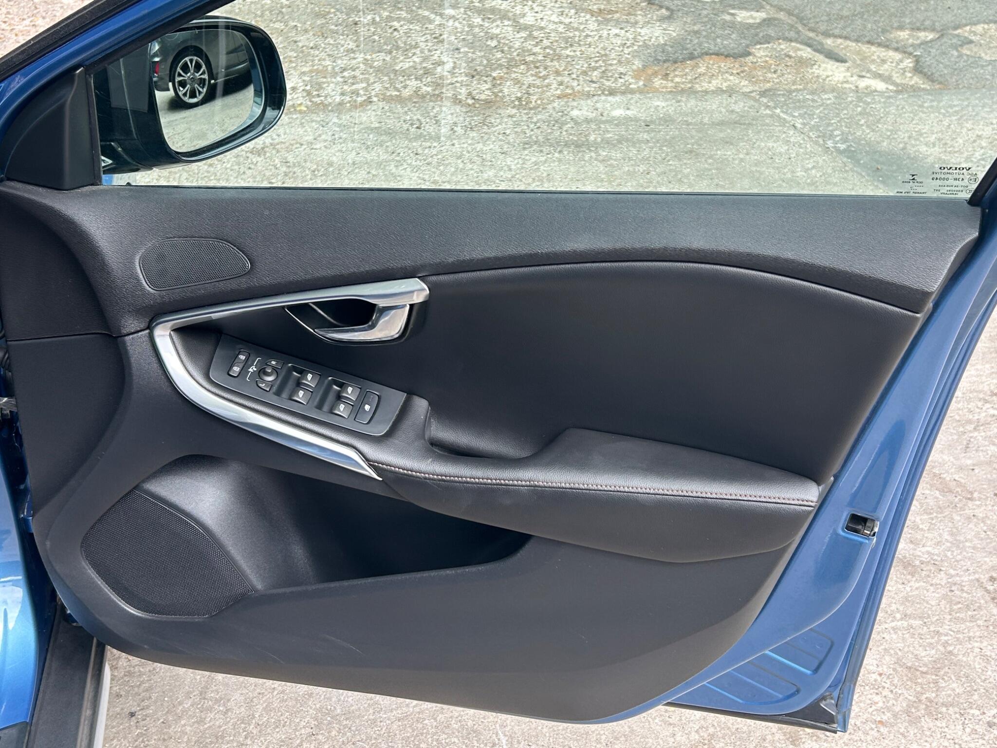 Volvo V40 Cross Country view 38