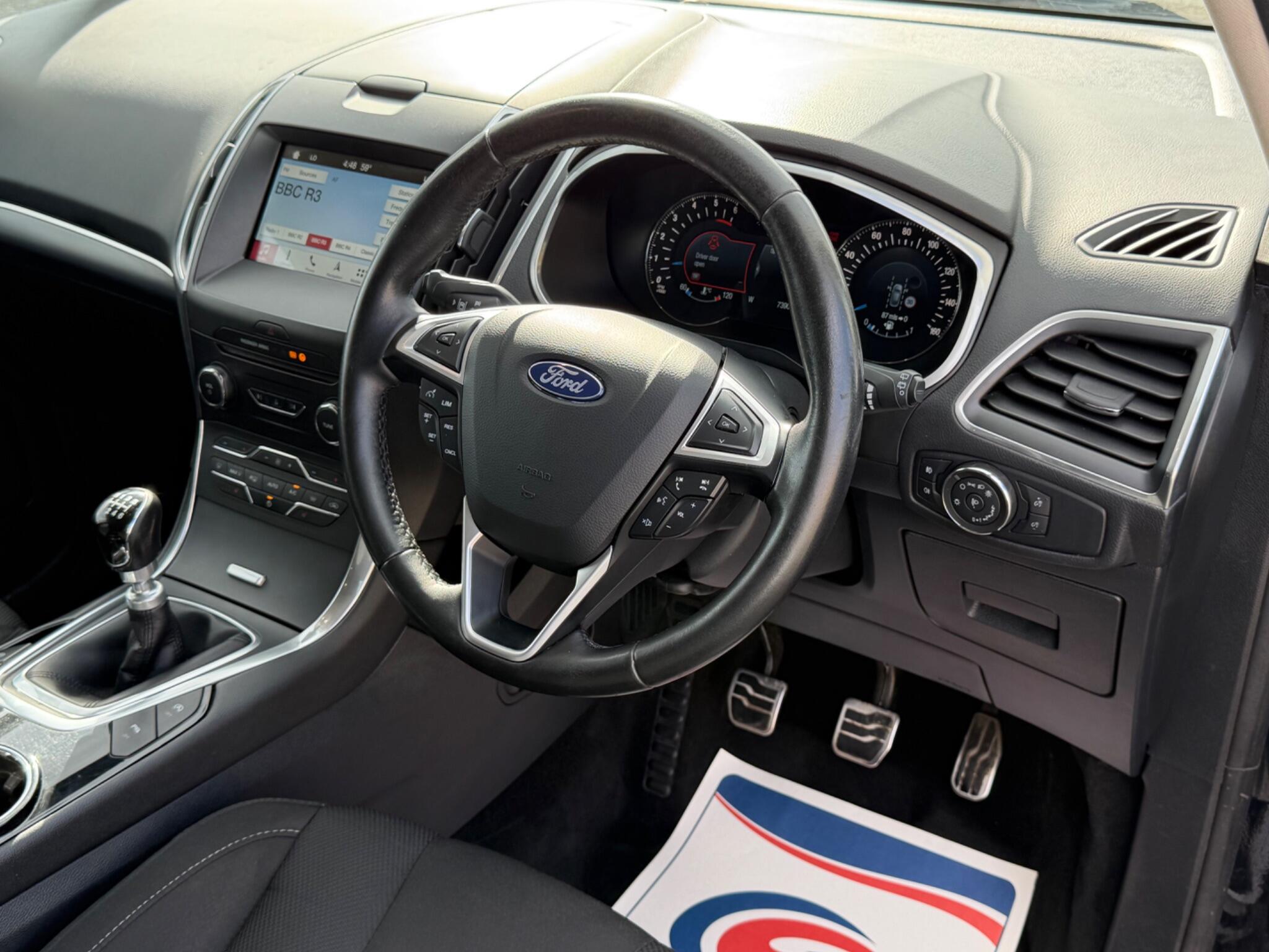 Ford S-Max view 3