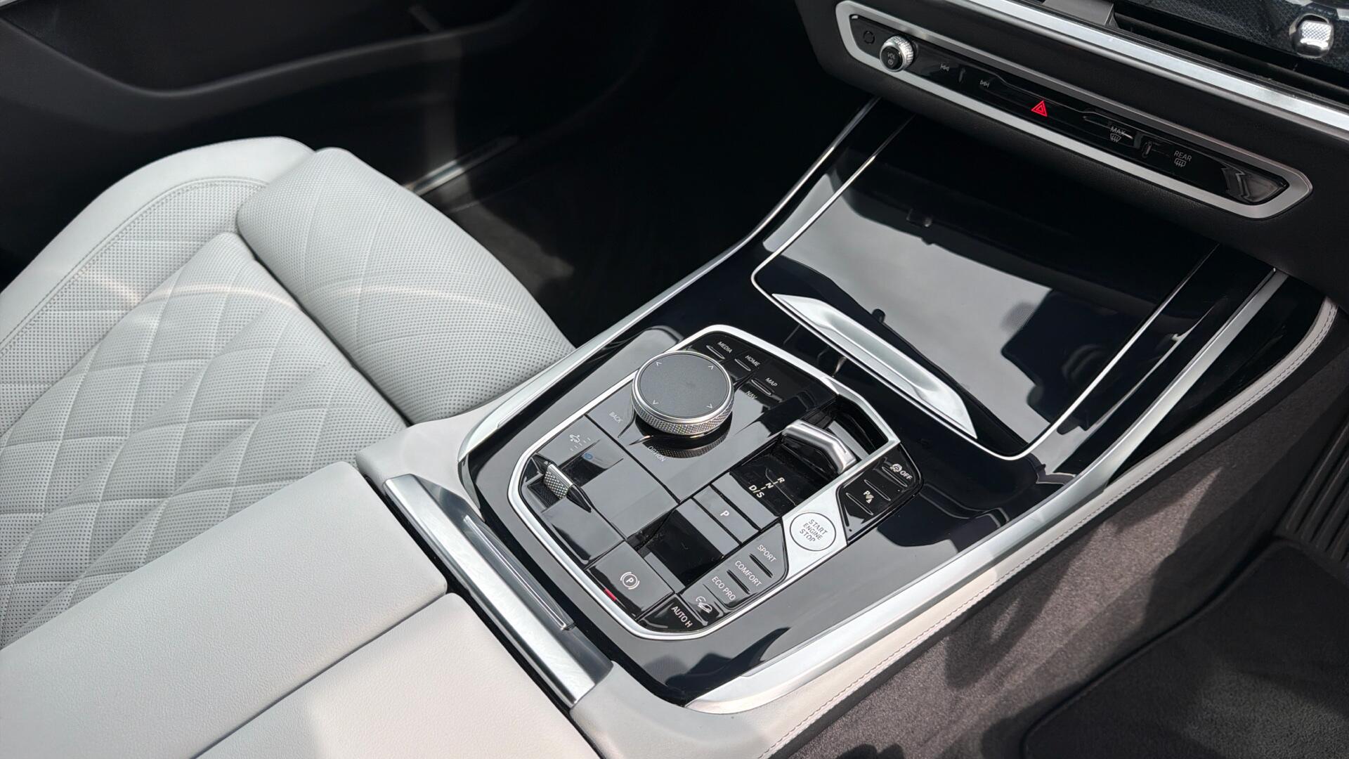 BMW X7 view 10