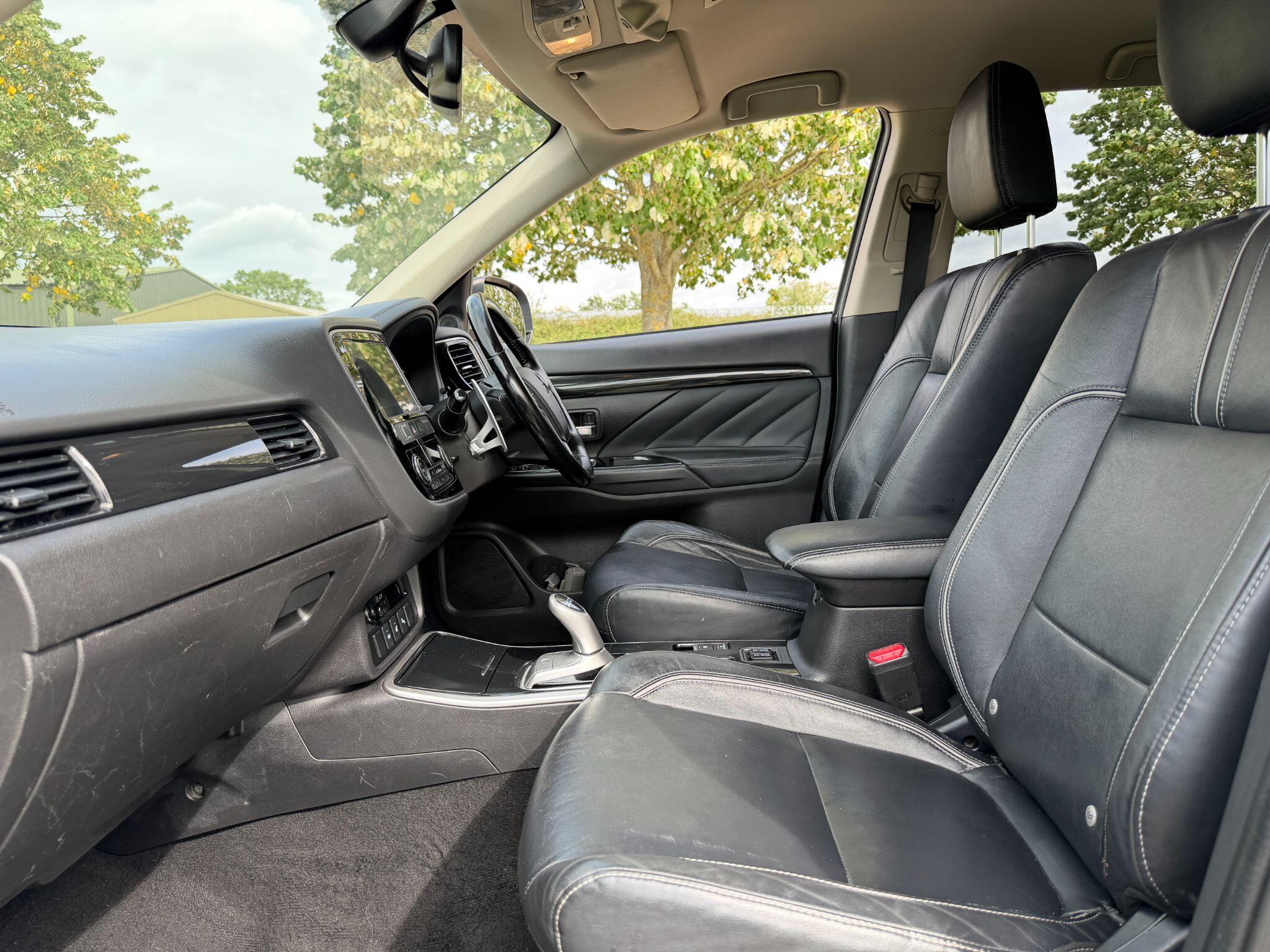 Mitsubishi Outlander view 25