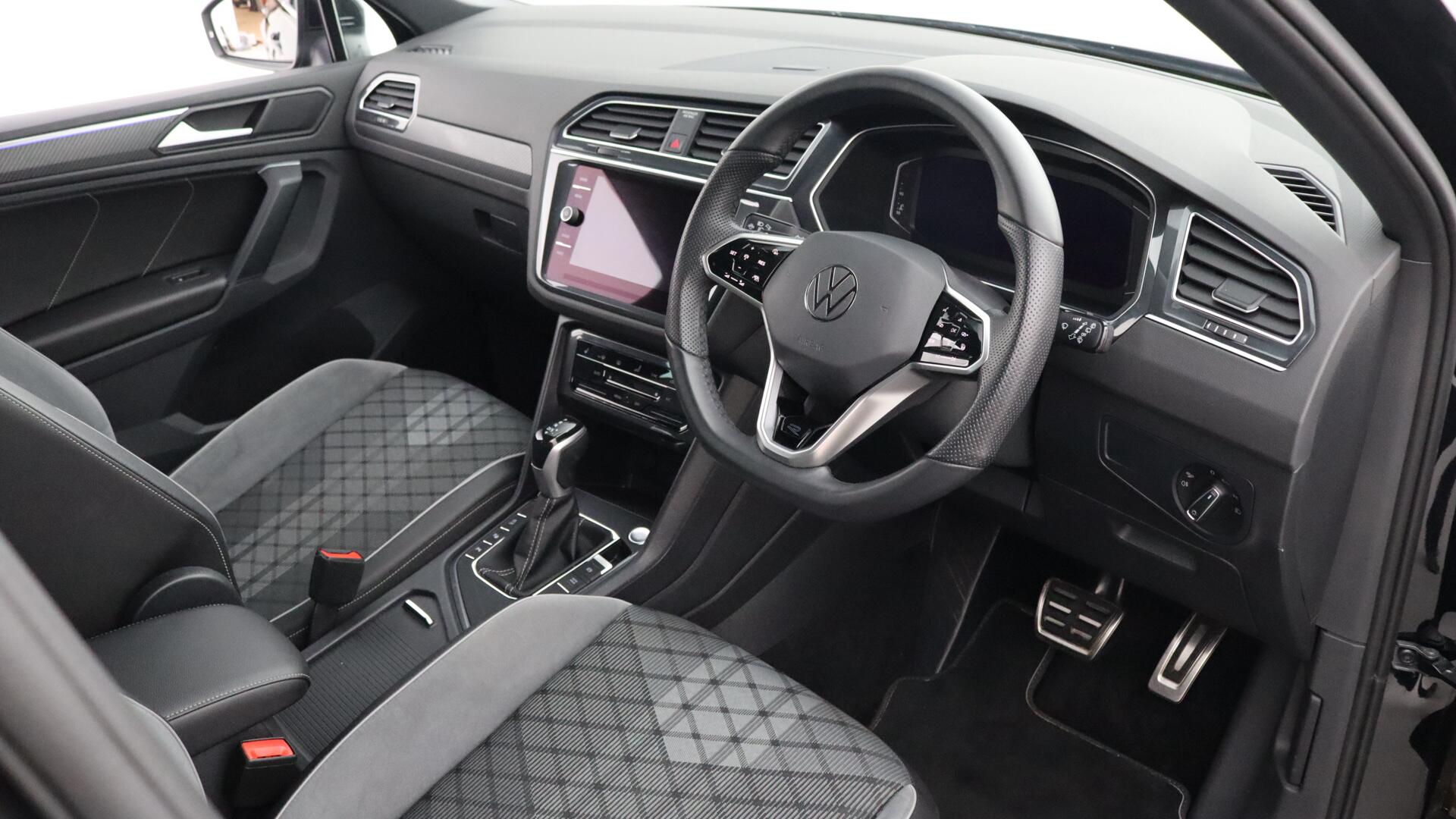 Volkswagen Tiguan view 4