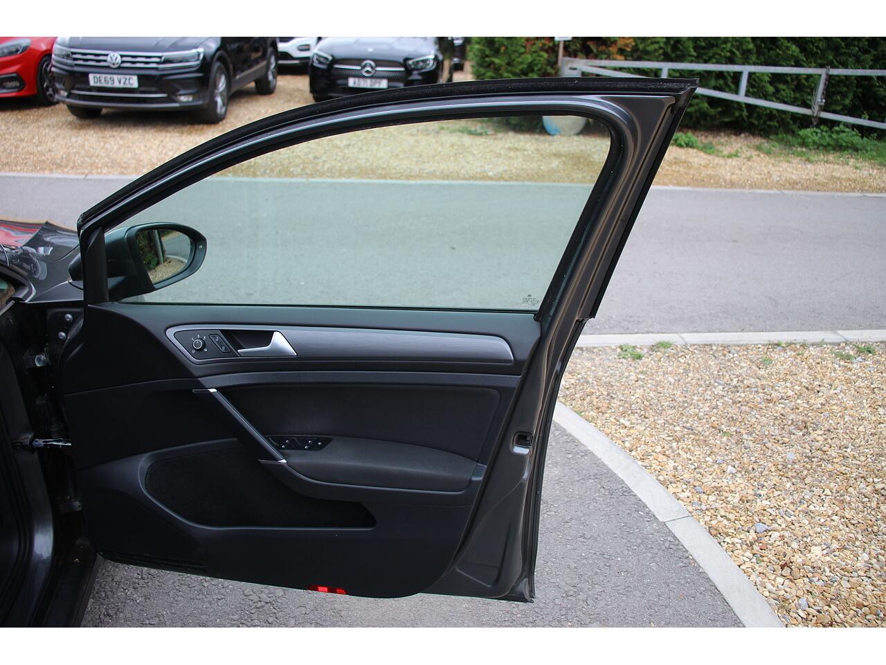 Volkswagen Golf view 38