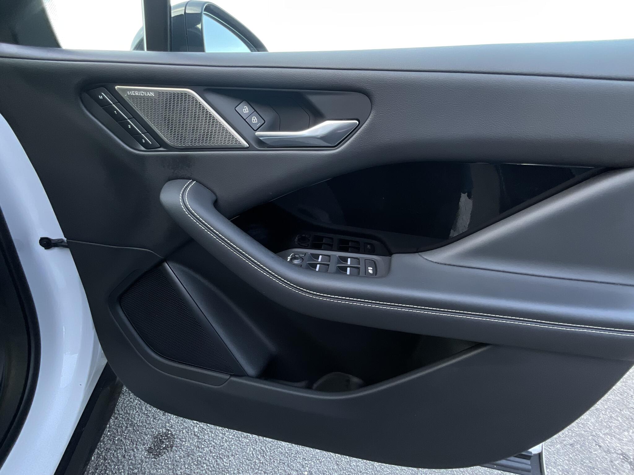 Jaguar I-Pace view 17