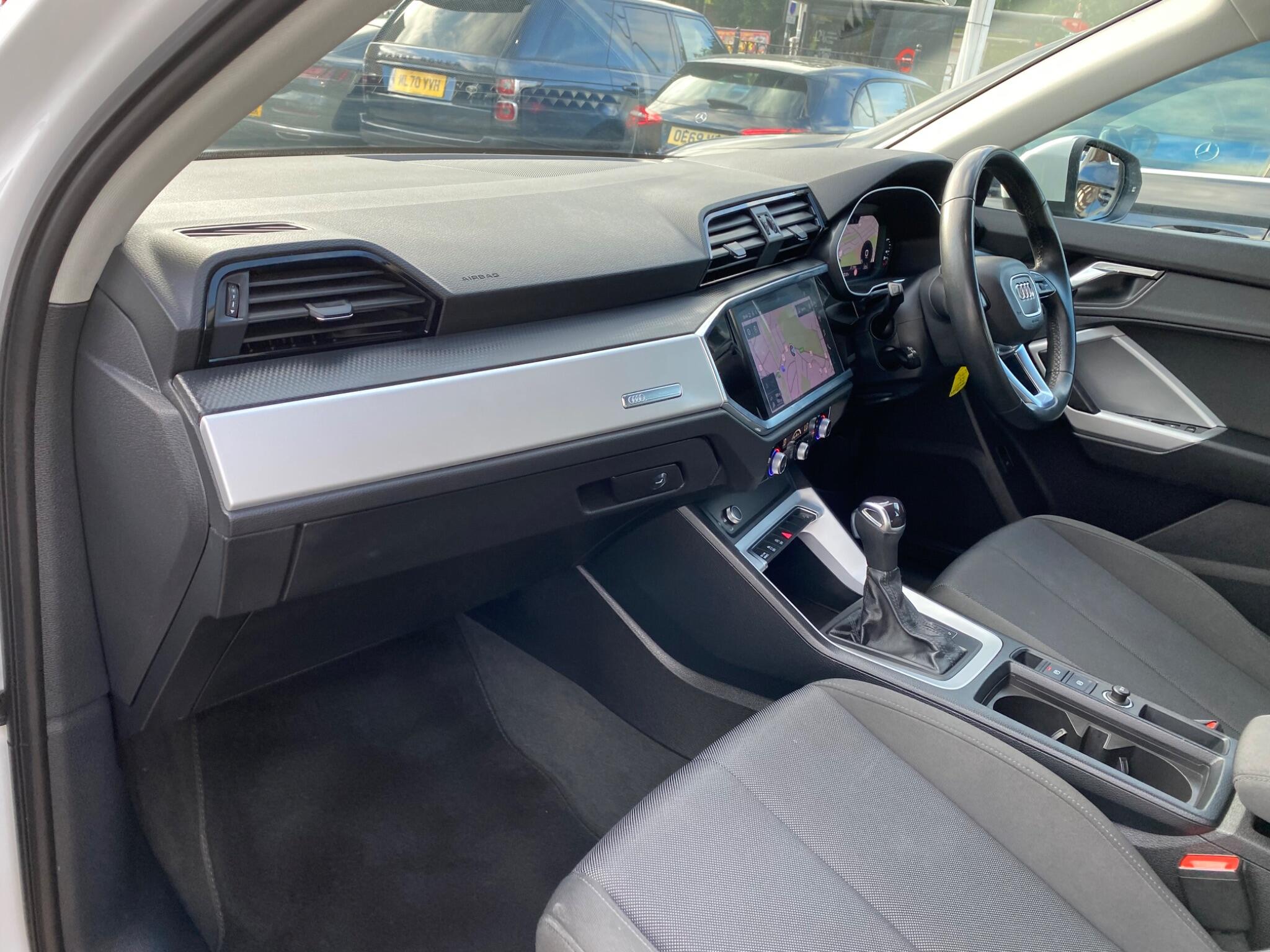 Audi Q3 view 40