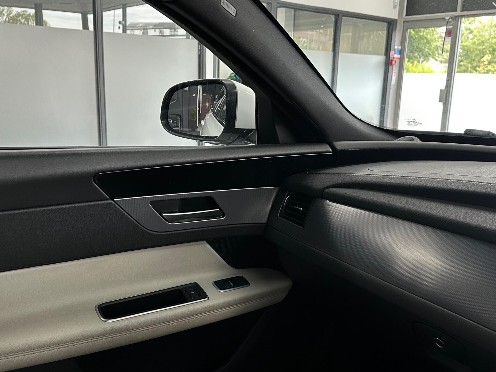 Jaguar XF view 18